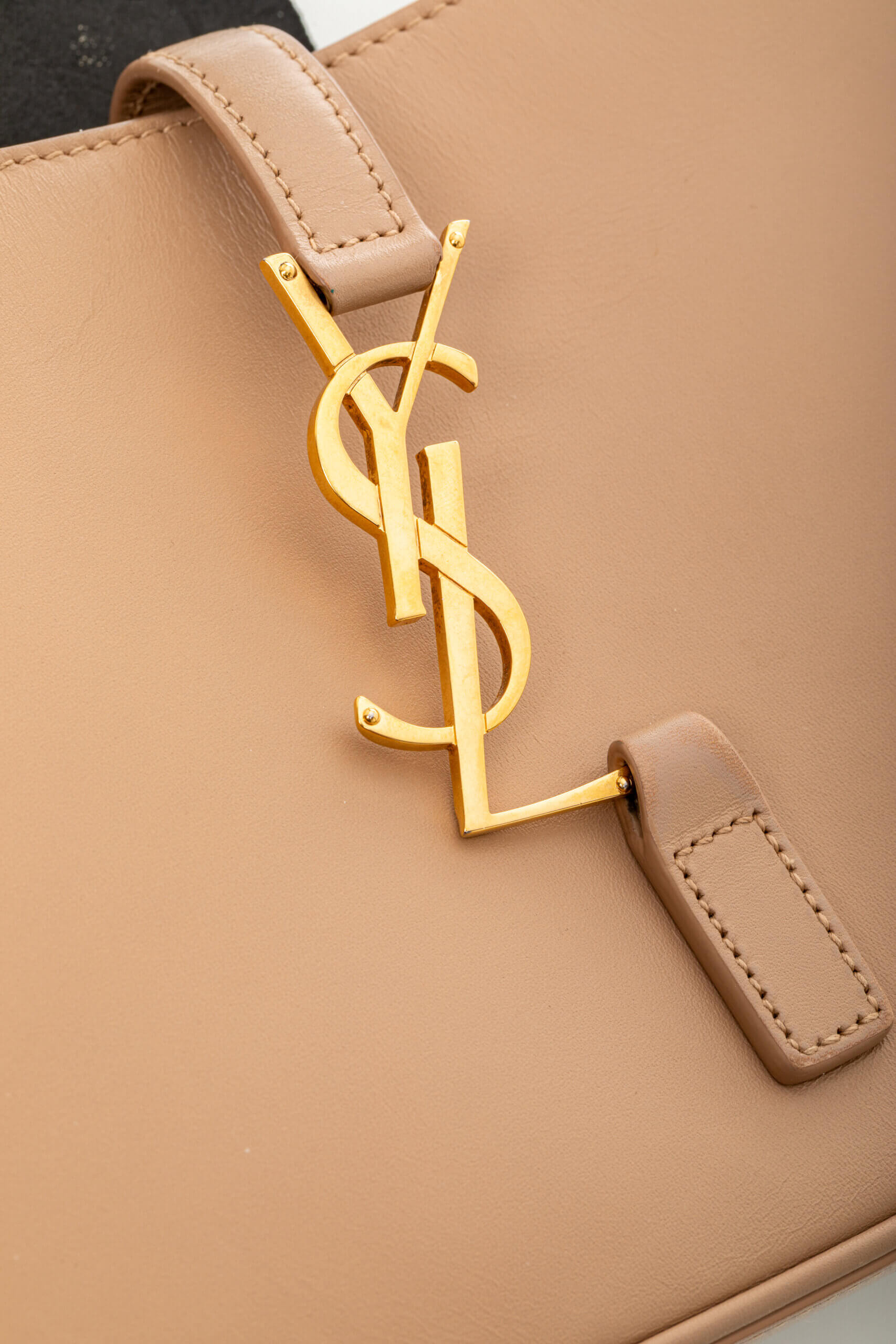 <span style="font-size: 10px;letter-spacing: .15em">NEW COLLECTION</span><br>            <strong>SAINT LAURENT</strong><br>            <div style="margin-top:10px;font-size:16px">Smooth Calfskin Le 5 A 7 Hobo Beige</div><br> - Image 23