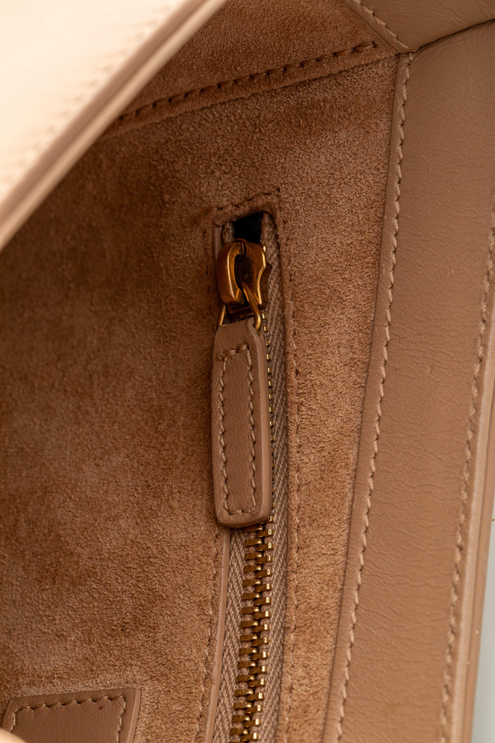 <span style="font-size: 10px;letter-spacing: .15em">NEW COLLECTION</span><br>            <strong>SAINT LAURENT</strong><br>            <div style="margin-top:10px;font-size:16px">Smooth Calfskin Le 5 A 7 Hobo Beige</div><br> - Image 21