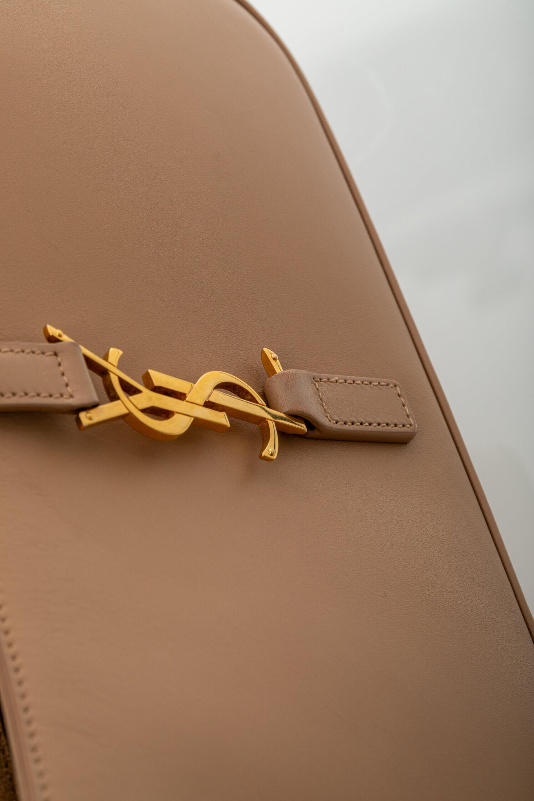 <span style="font-size: 10px;letter-spacing: .15em">NEW COLLECTION</span><br>            <strong>SAINT LAURENT</strong><br>            <div style="margin-top:10px;font-size:16px">Smooth Calfskin Le 5 A 7 Hobo Beige</div><br> - Image 14