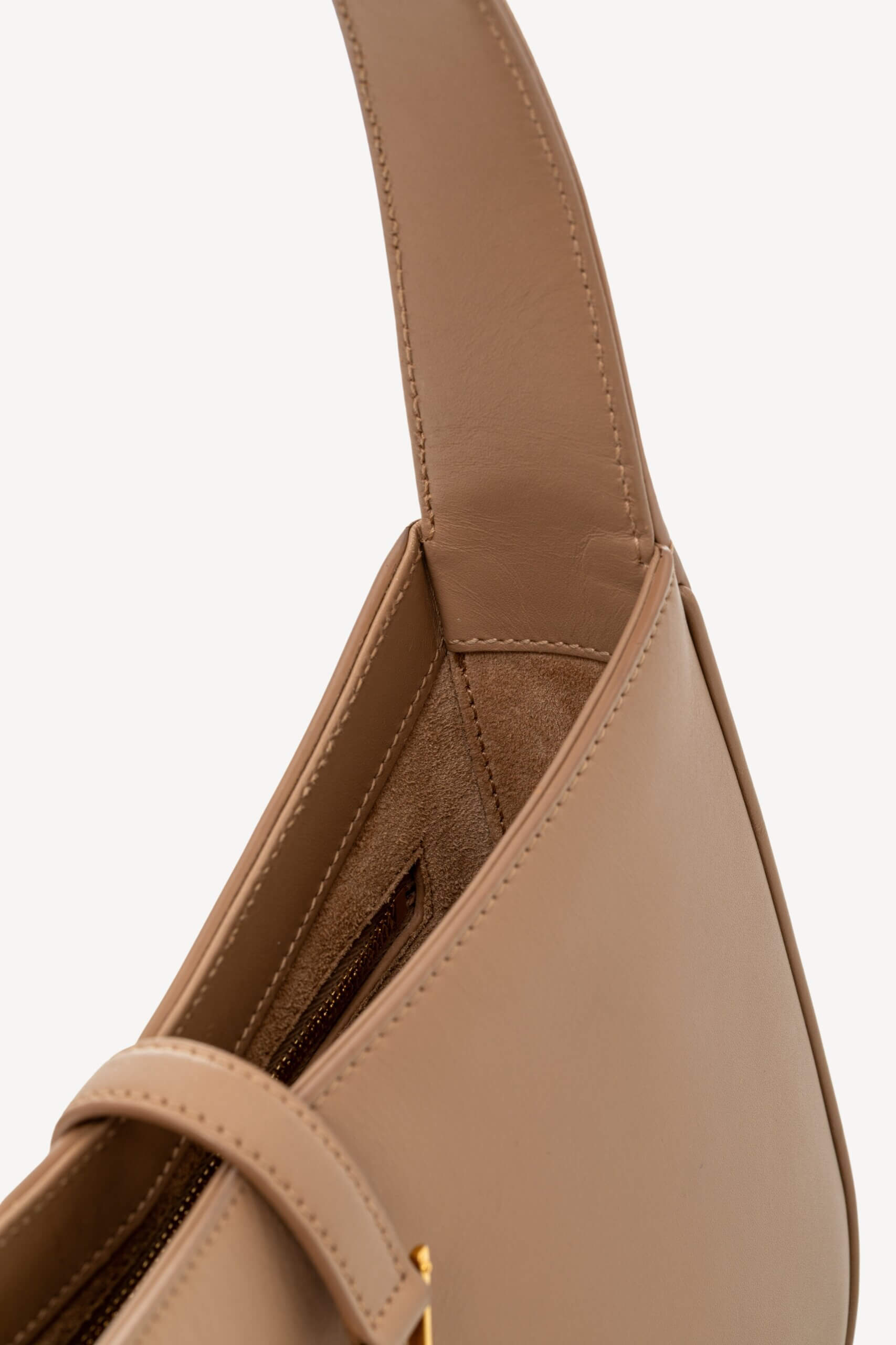 <span style="font-size: 10px;letter-spacing: .15em">NEW COLLECTION</span><br>            <strong>SAINT LAURENT</strong><br>            <div style="margin-top:10px;font-size:16px">Smooth Calfskin Le 5 A 7 Hobo Beige</div><br> - Image 13
