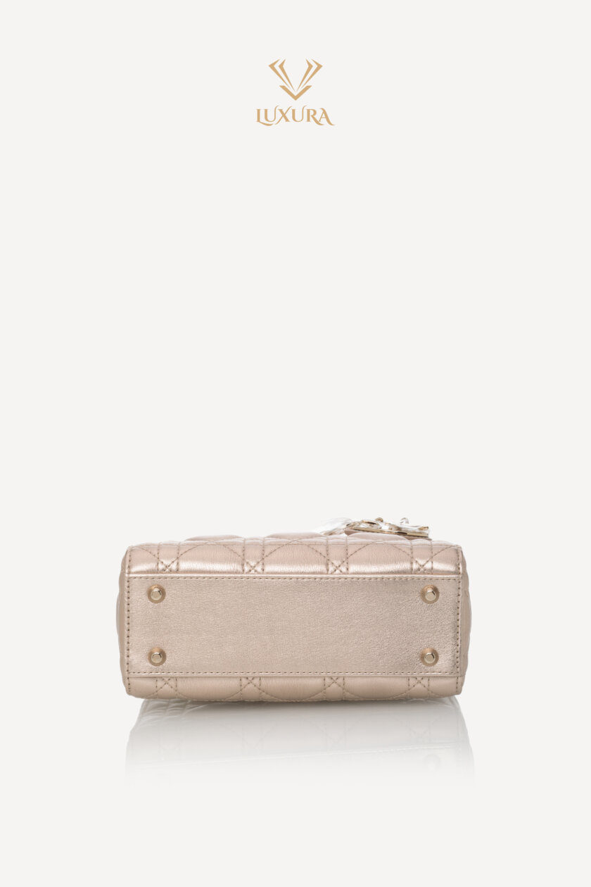 <span style="font-size: 10px; color: rgb(101, 101, 101);letter-spacing: .15em;">HARD TO FIND</span><br><strong> DIOR </strong><br><div style="margin-top:10px; font-size:16px;">Mini Lady Dior Bag Light Gold Cannage Calfskin </div><br> - Image 18