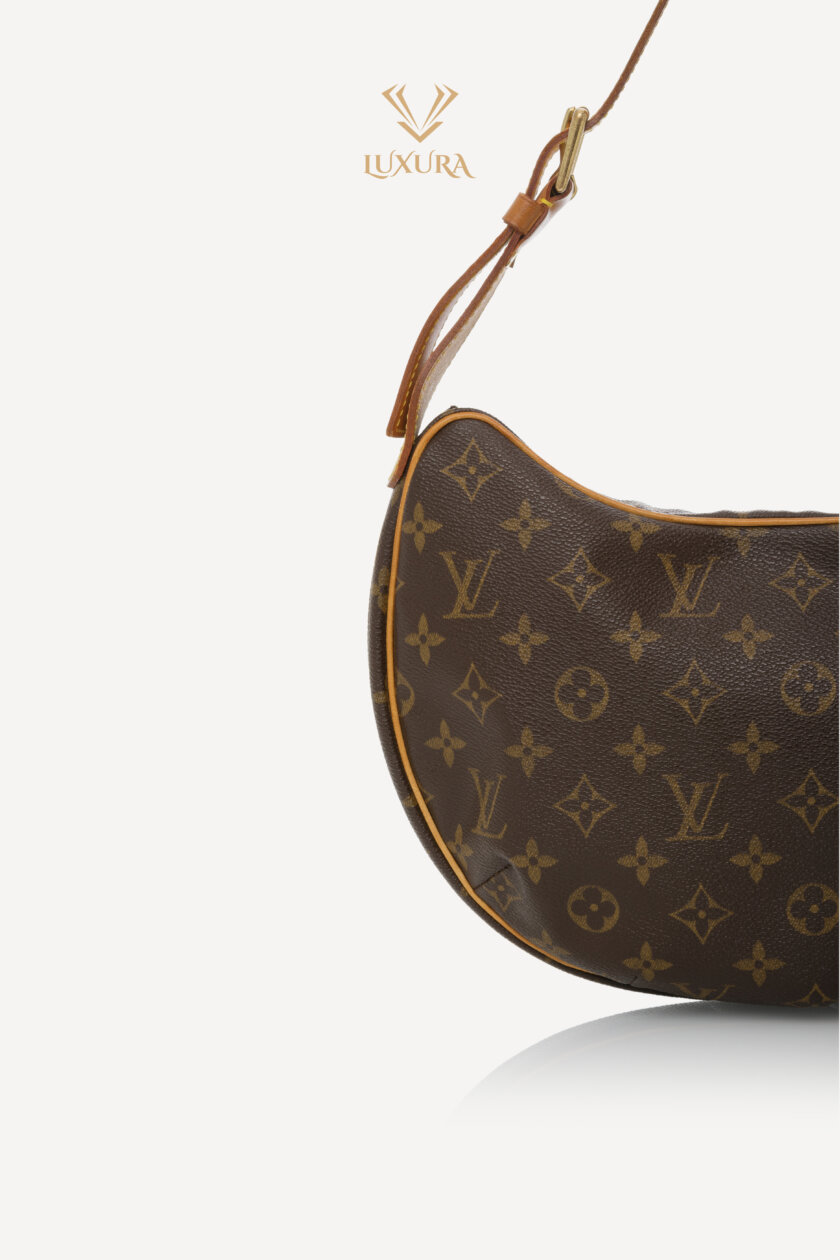 <span style="font-size: 10px; color: rgb(101, 101, 101);letter-spacing: .15em;">HARD TO FIND</span><br><strong> LOUIS VUITTON </strong><br><div style="margin-top:10px; font-size:16px;">Monogram Croissant MM </div><br> - Image 7