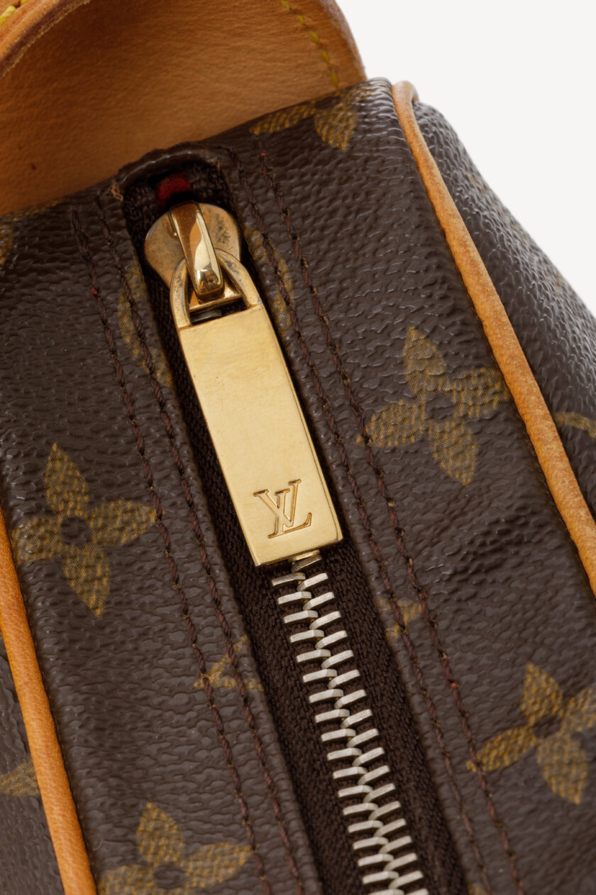 <span style="font-size: 10px; color: rgb(101, 101, 101);letter-spacing: .15em;">HARD TO FIND</span><br><strong> LOUIS VUITTON </strong><br><div style="margin-top:10px; font-size:16px;">Monogram Croissant MM </div><br> - Image 10