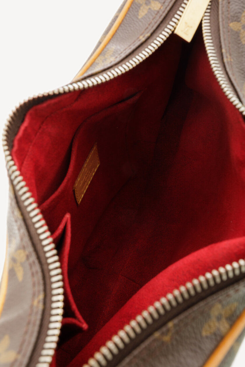 <span style="font-size: 10px; color: rgb(101, 101, 101);letter-spacing: .15em;">HARD TO FIND</span><br><strong> LOUIS VUITTON </strong><br><div style="margin-top:10px; font-size:16px;">Monogram Croissant MM </div><br> - Image 8