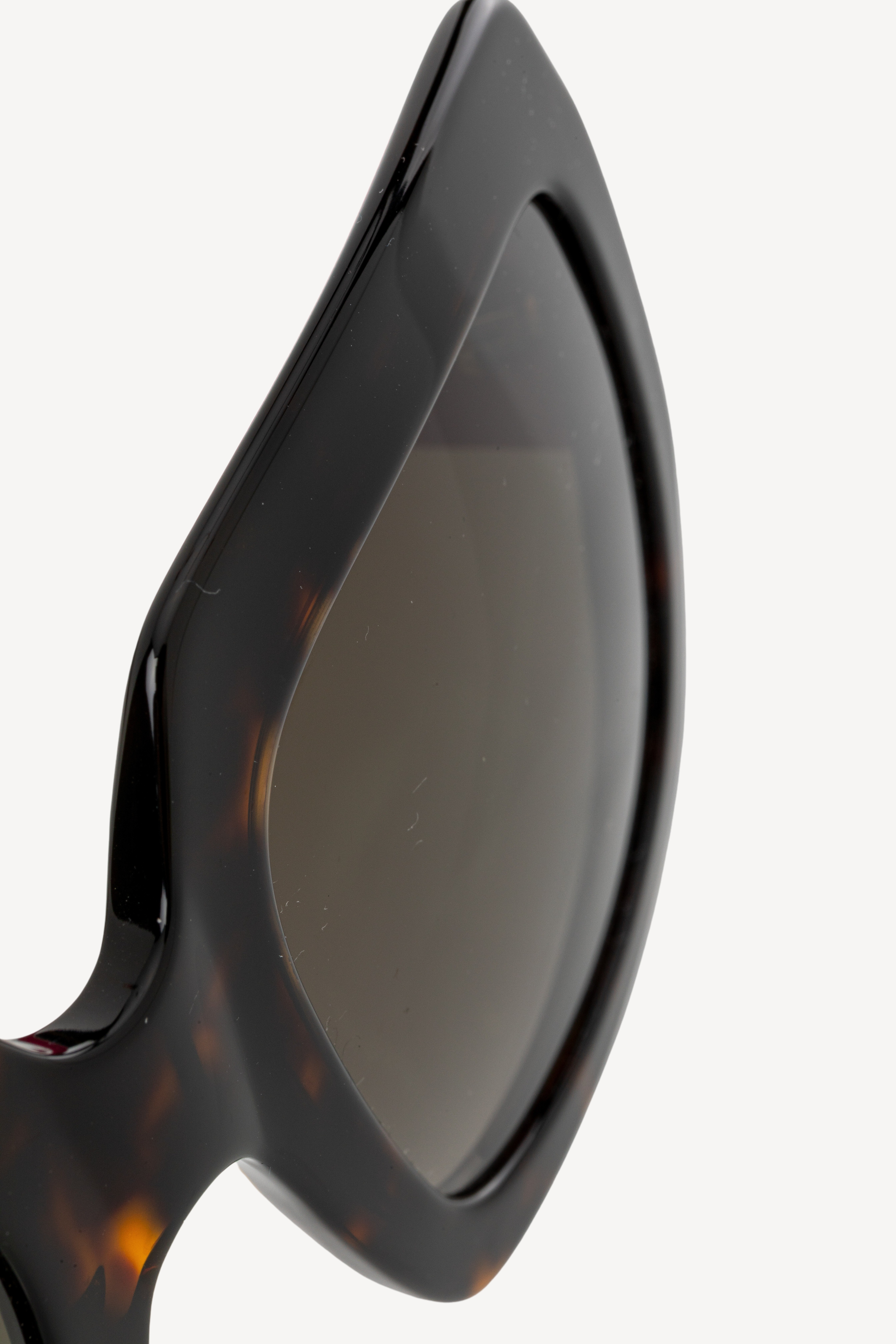 <span style="font-size: 10px; color: rgb(101, 101, 101);letter-spacing: .15em;">HARD TO FIND</span><br><strong> GUCCI </strong><br><div style="margin-top:10px; font-size:16px;">Tortoise Shell Acetate Pink Sunglasses GG0102S-003</div><br> - Image 10