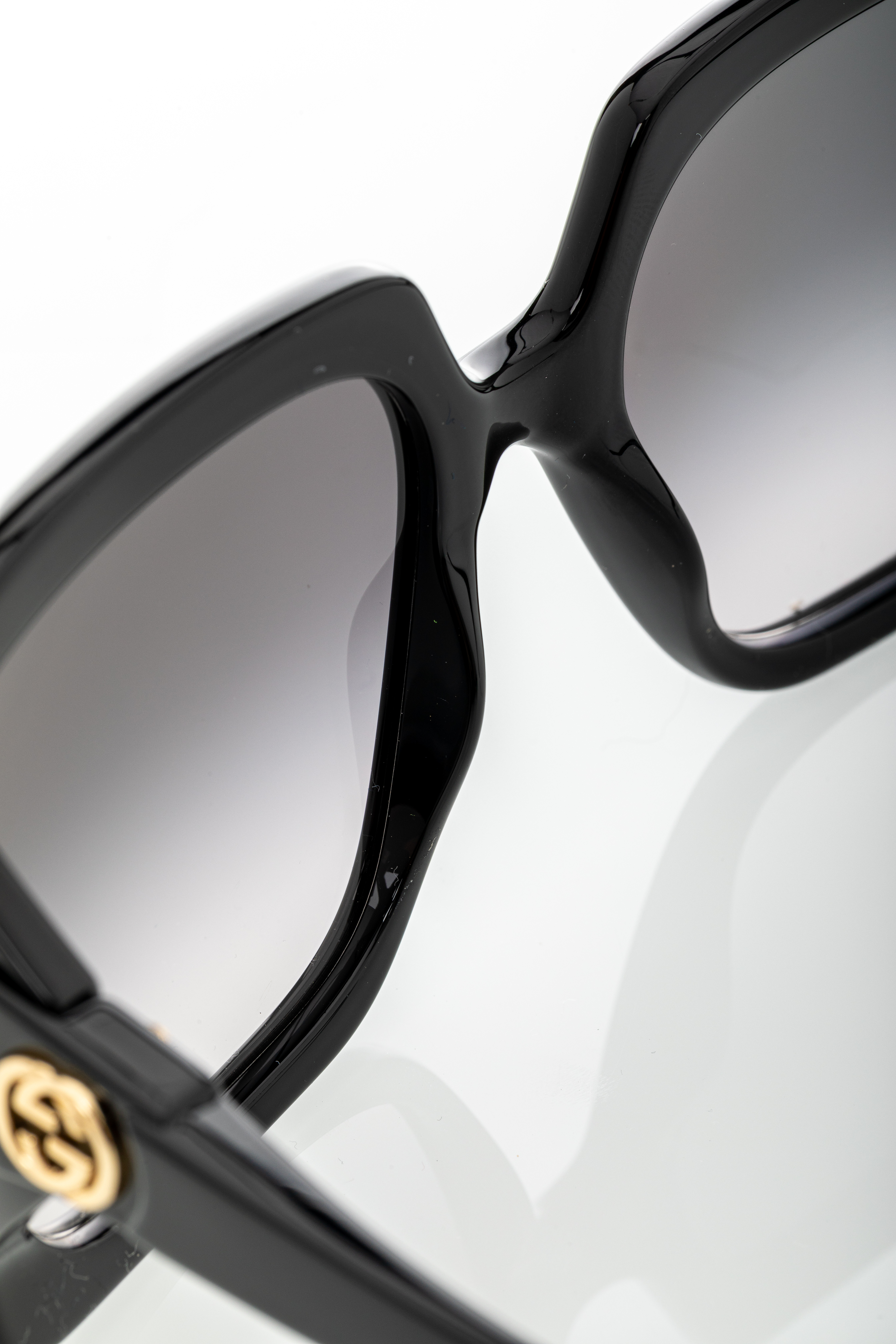 <span style="font-size: 10px; color: rgb(101, 101, 101);letter-spacing: .15em;">HARD TO FIND</span><br><strong> GUCCI </strong><br><div style="margin-top:10px; font-size:16px;">GG0876S 01 Sunglasses Black</div><br> - Image 9