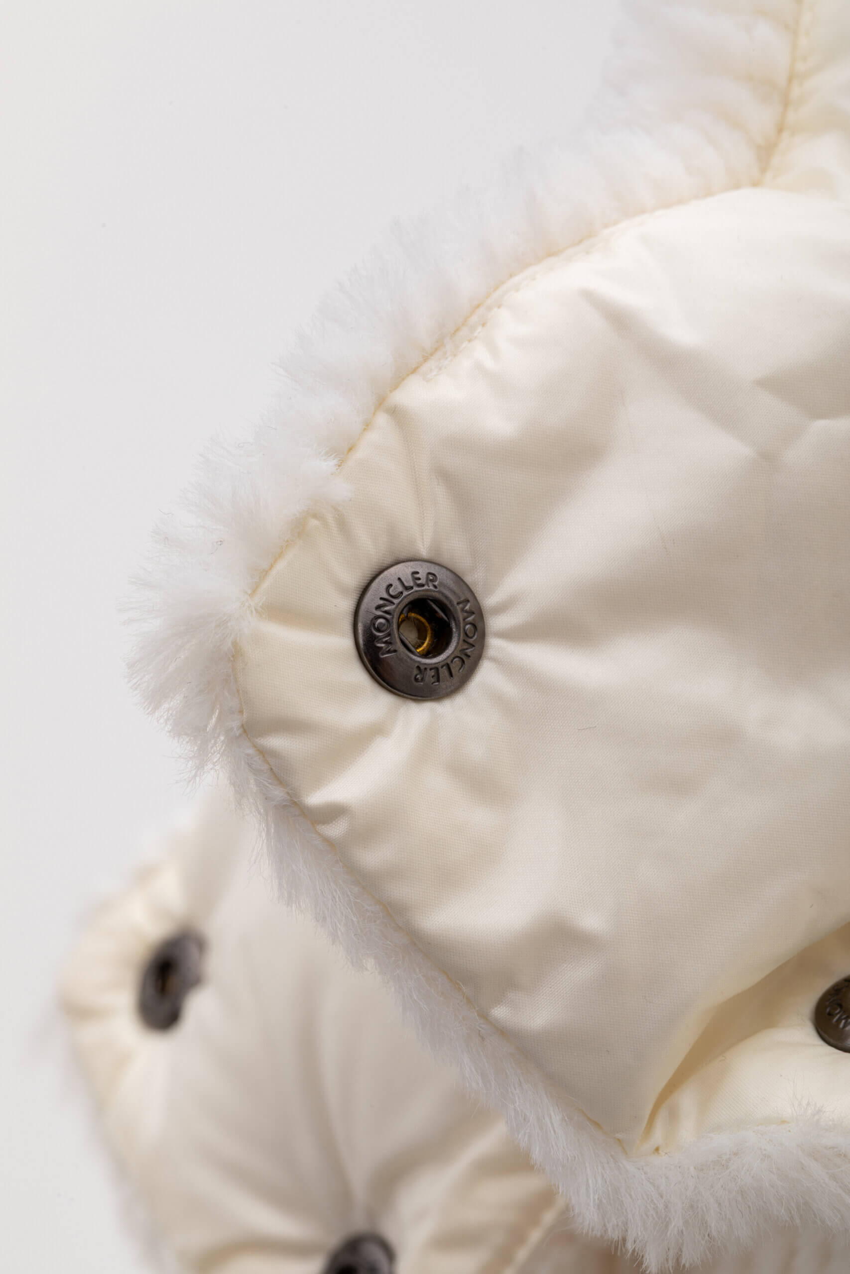 <span style="font-size: 10px;letter-spacing: .15em">BEST DEAL</span><br>            <strong>MONCLER</strong><br>            <div style="margin-top:10px;font-size:16px">Daos Hooded Corduroy Short Down Jacket Beige 0 ( xs-s )</div><br> - Image 14