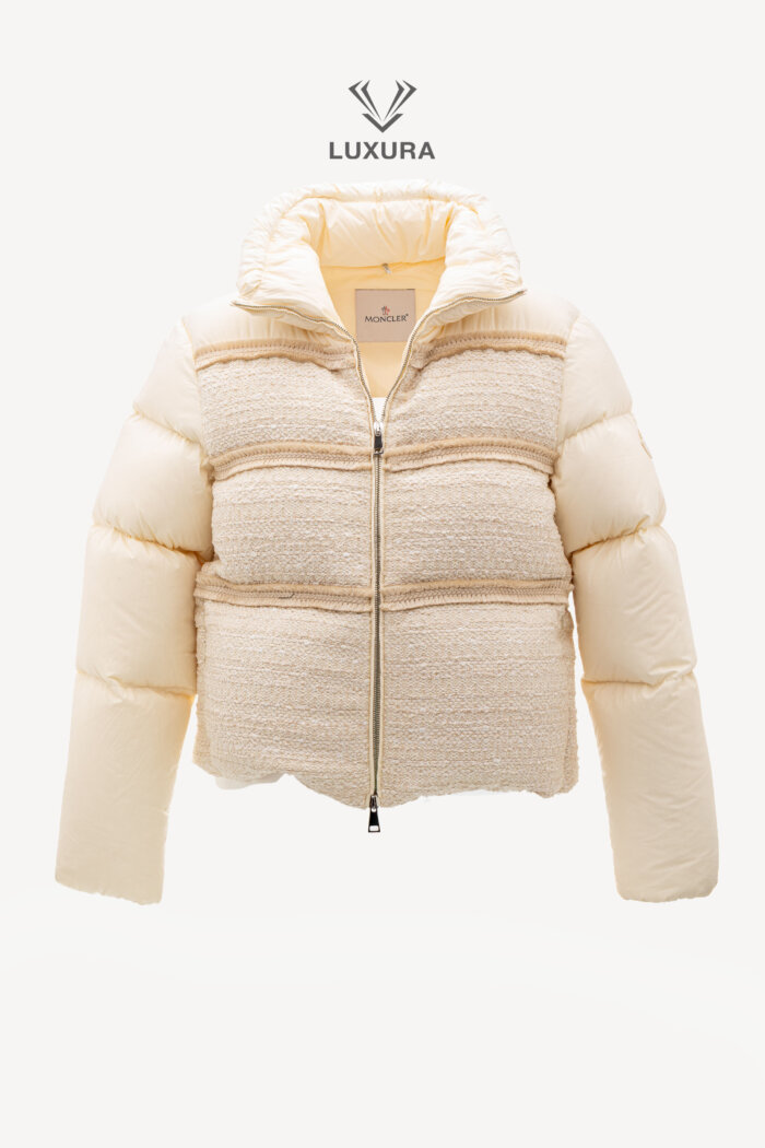 <span style="font-size: 10px;letter-spacing: .15em">BEST DEAL</span><br>            <strong>MONCLER</strong><br>            <div style="margin-top:10px;font-size:16px">Aucun Tweed Puffer Jacket Open White 0 </div><br>