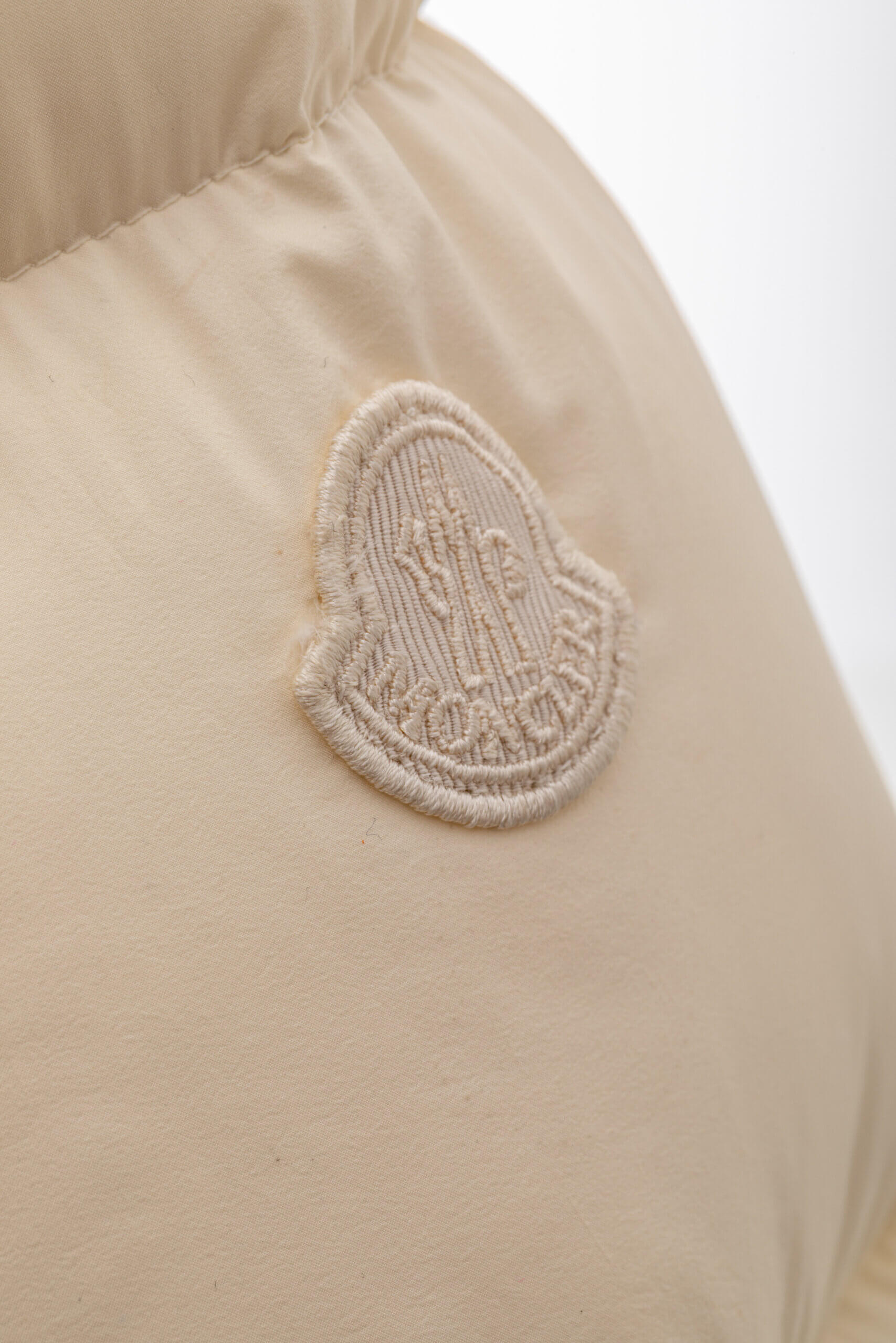 <span style="font-size: 10px;letter-spacing: .15em">BEST DEAL</span><br>            <strong>MONCLER</strong><br>            <div style="margin-top:10px;font-size:16px">Aucun Tweed Puffer Jacket Open White 0 </div><br> - Image 9