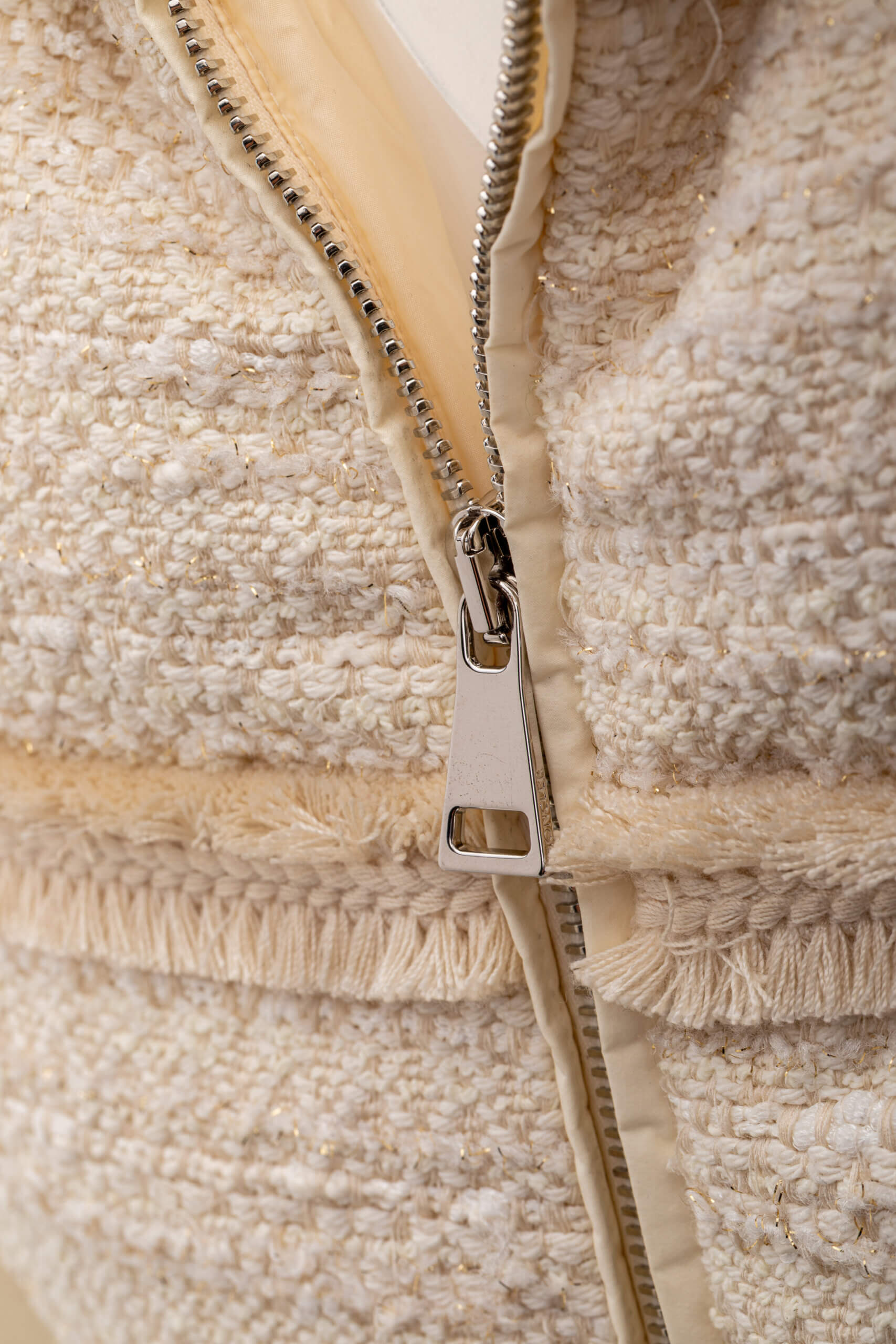 <span style="font-size: 10px;letter-spacing: .15em">BEST DEAL</span><br>            <strong>MONCLER</strong><br>            <div style="margin-top:10px;font-size:16px">Aucun Tweed Puffer Jacket Open White 0 </div><br> - Image 7