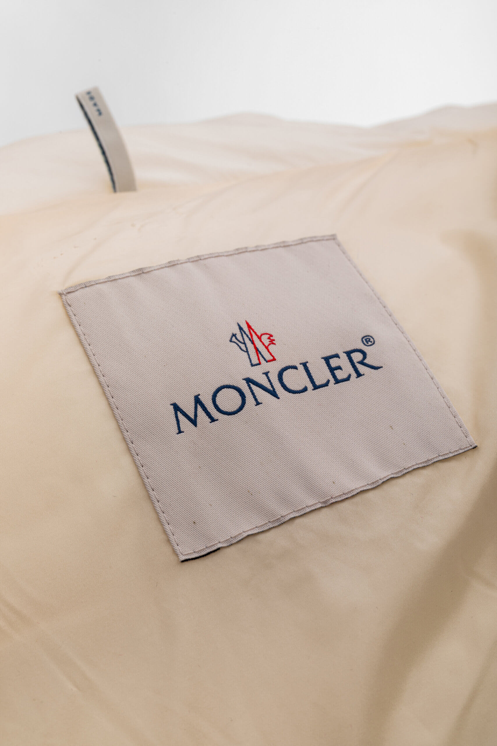 <span style="font-size: 10px;letter-spacing: .15em">BEST DEAL</span><br>            <strong>MONCLER</strong><br>            <div style="margin-top:10px;font-size:16px">Aucun Tweed Puffer Jacket Open White 0 </div><br> - Image 11