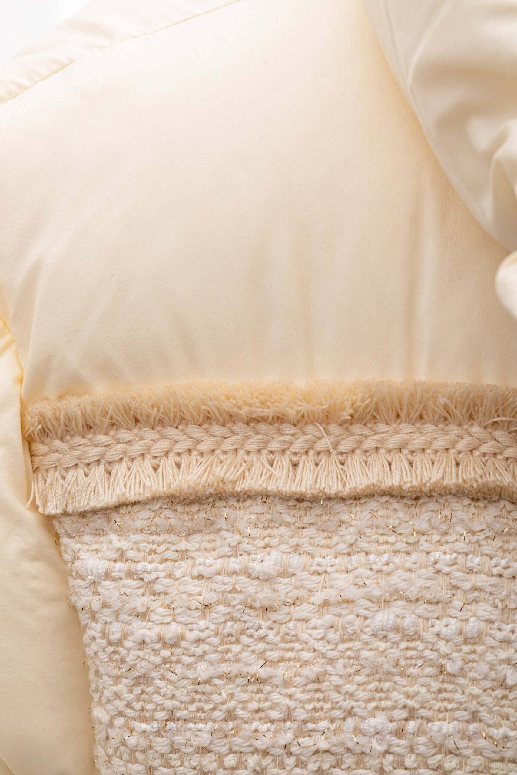 <span style="font-size: 10px;letter-spacing: .15em">BEST DEAL</span><br>            <strong>MONCLER</strong><br>            <div style="margin-top:10px;font-size:16px">Aucun Tweed Puffer Jacket Open White 0 </div><br> - Image 10