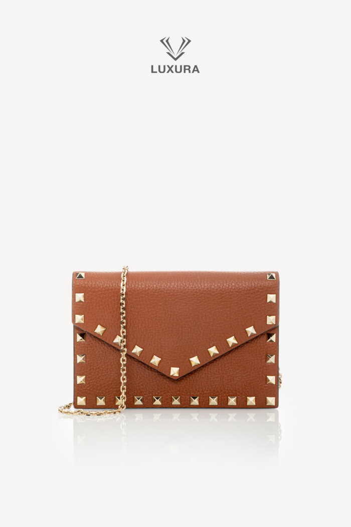 <span style="font-size: 10px;letter-spacing: .15em">HARD TO FIND</span><br>            <strong>VALENTINO</strong><br>            <div style="margin-top:10px;font-size:16px">Garavani Rockstud Chain Shoulder Bag Leather Brown</div><br>