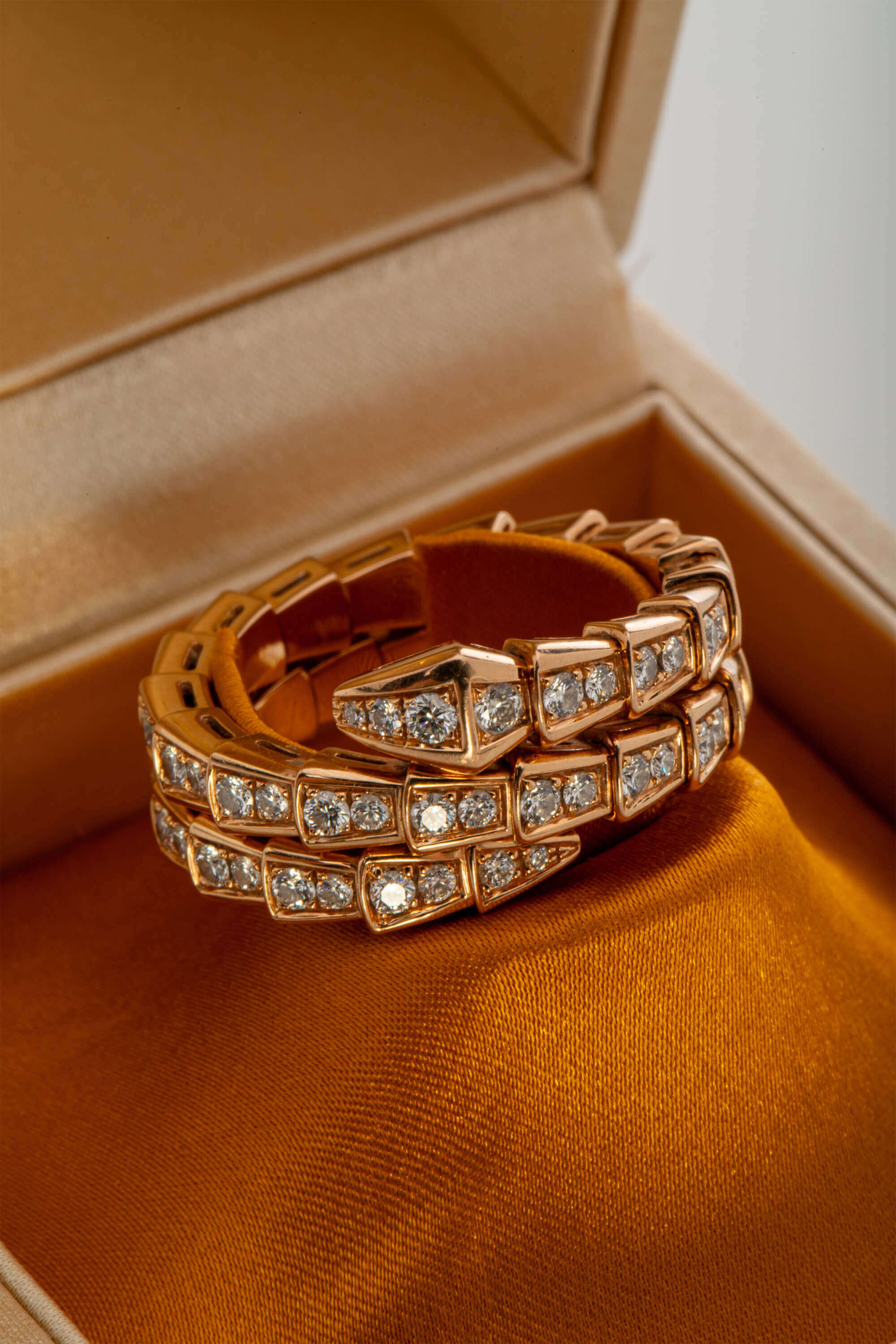 <span style="font-size: 10px; color: rgb(101, 101, 101);letter-spacing: .15em;">HARD TO FIND</span><br><strong> BVLGARI </strong><br><div style="margin-top:10px; font-size:16px;"> Serpenti Viper 18k Rose Gold Ring with full pave Diamonds </div><br> - Image 2