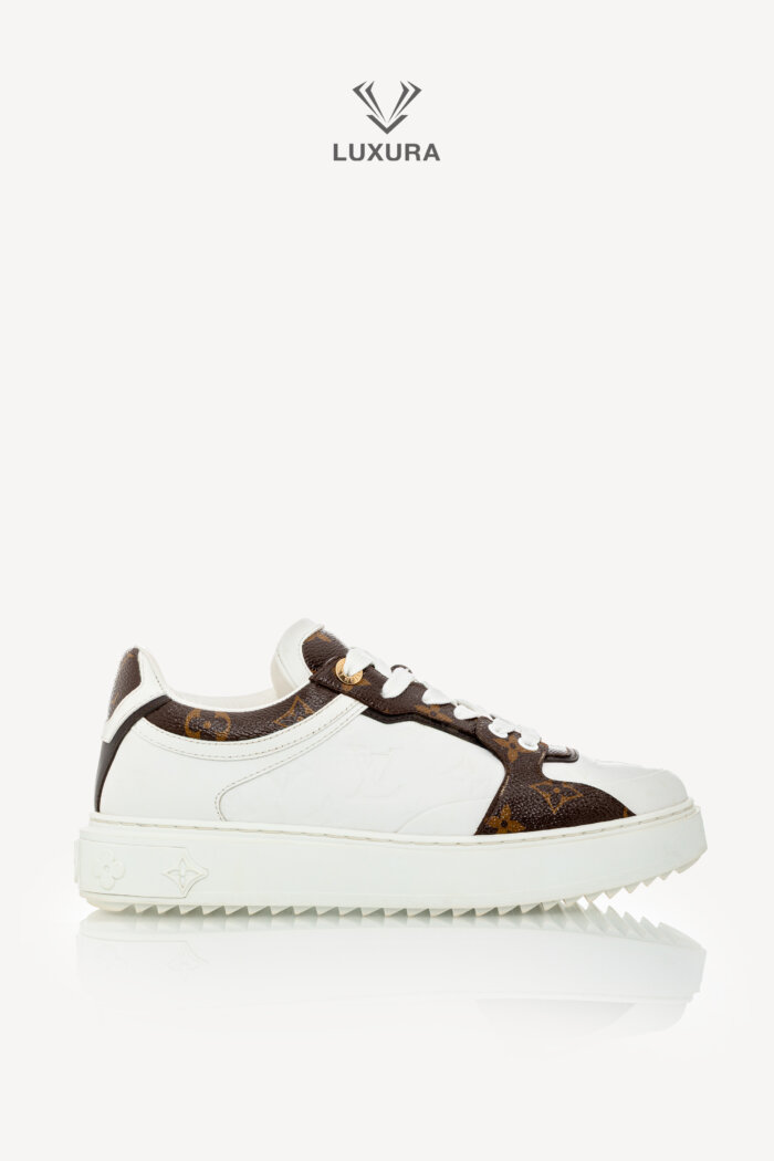 <span style="font-size: 10px;letter-spacing: .15em">BEST DEAL</span><br> <strong>LOUIS VUITTON</strong><br> <div style="margin-top:10px;font-size:16px">Calfskin Embossed Monogram Time Out Sneakers White 39</div><br>