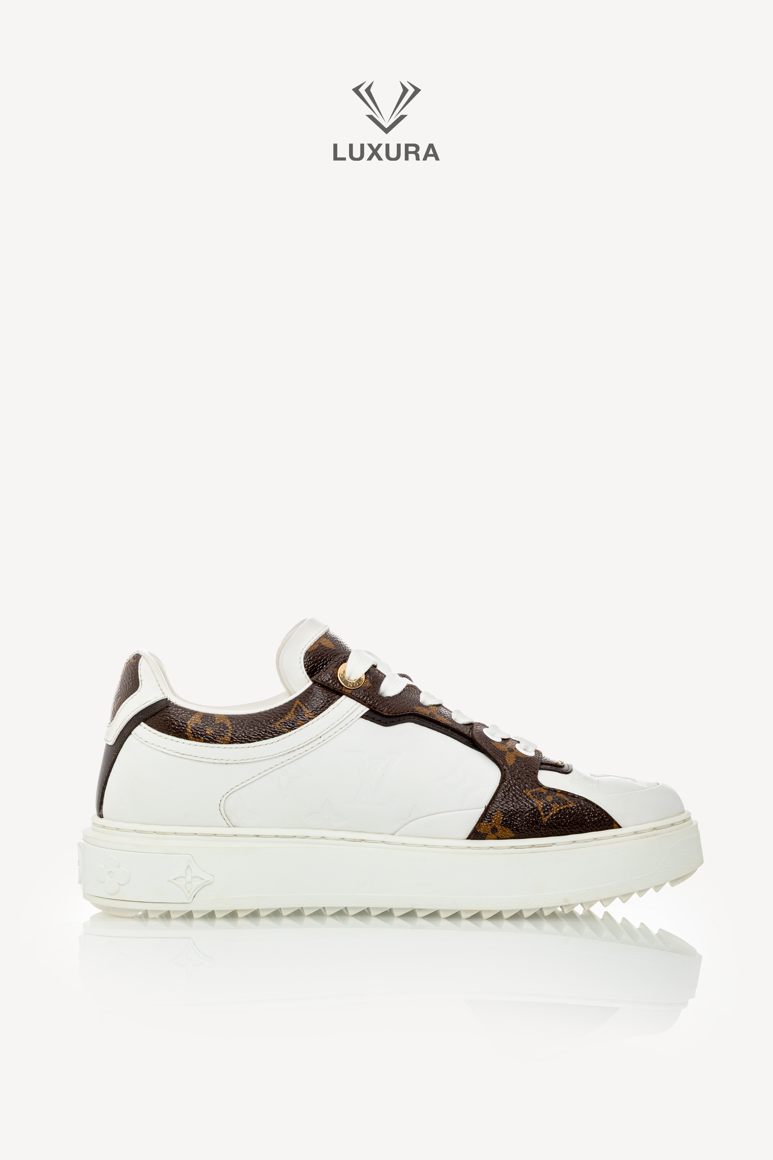 <span style="font-size: 10px;letter-spacing: .15em">BEST DEAL</span><br>            <strong>LOUIS VUITTON</strong><br>            <div style="margin-top:10px;font-size:16px">Calfskin Embossed Monogram Time Out Sneakers White 39</div><br> - Image 9