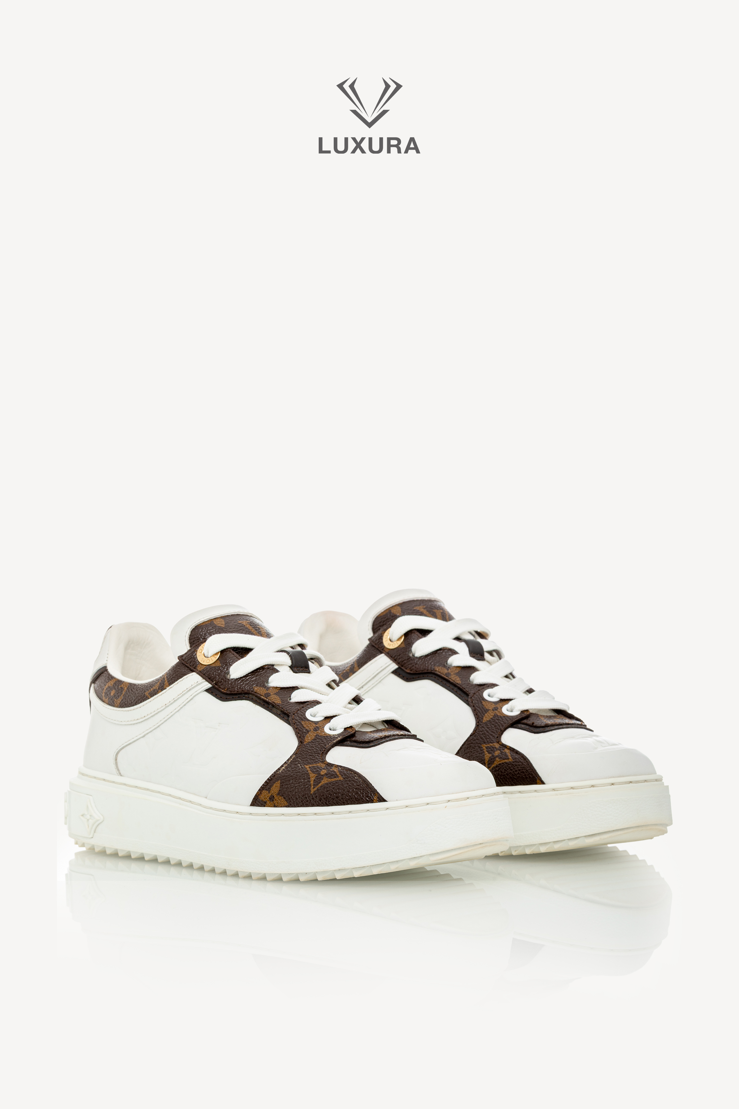 <span style="font-size: 10px;letter-spacing: .15em">BEST DEAL</span><br>            <strong>LOUIS VUITTON</strong><br>            <div style="margin-top:10px;font-size:16px">Calfskin Embossed Monogram Time Out Sneakers White 39</div><br> - Image 6
