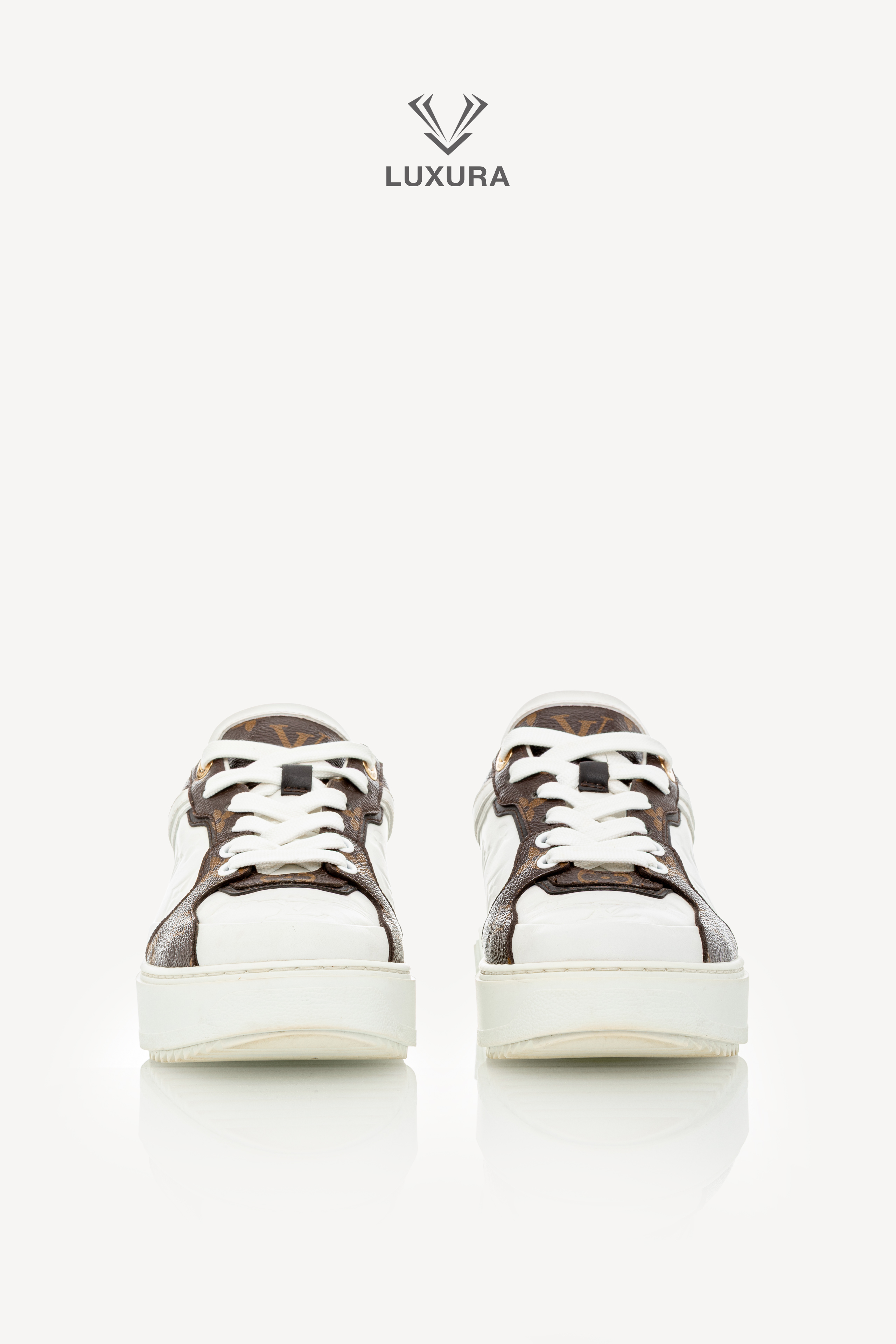 <span style="font-size: 10px;letter-spacing: .15em">BEST DEAL</span><br>            <strong>LOUIS VUITTON</strong><br>            <div style="margin-top:10px;font-size:16px">Calfskin Embossed Monogram Time Out Sneakers White 39</div><br> - Image 7