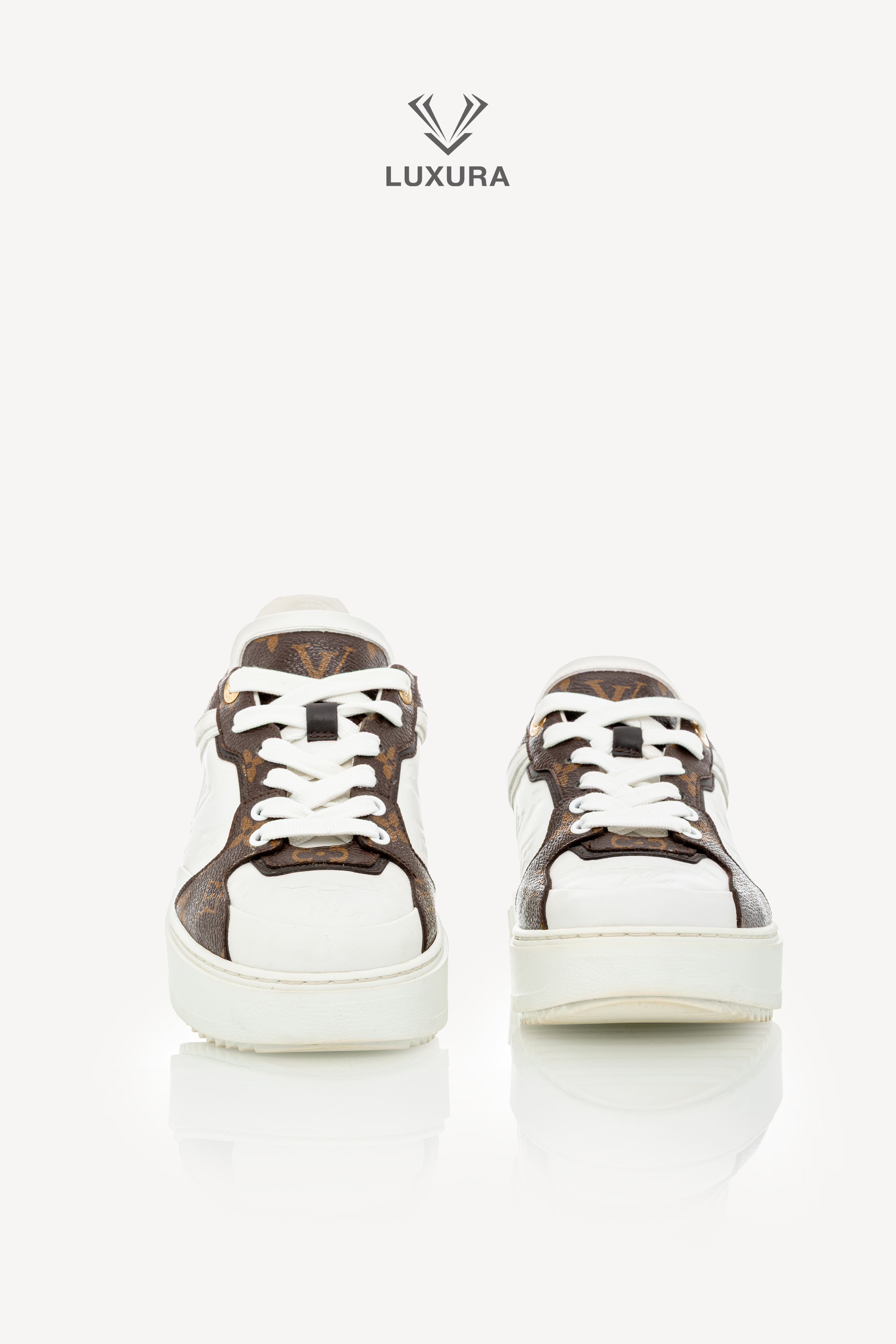 <span style="font-size: 10px;letter-spacing: .15em">BEST DEAL</span><br>            <strong>LOUIS VUITTON</strong><br>            <div style="margin-top:10px;font-size:16px">Calfskin Embossed Monogram Time Out Sneakers White 39</div><br> - Image 5