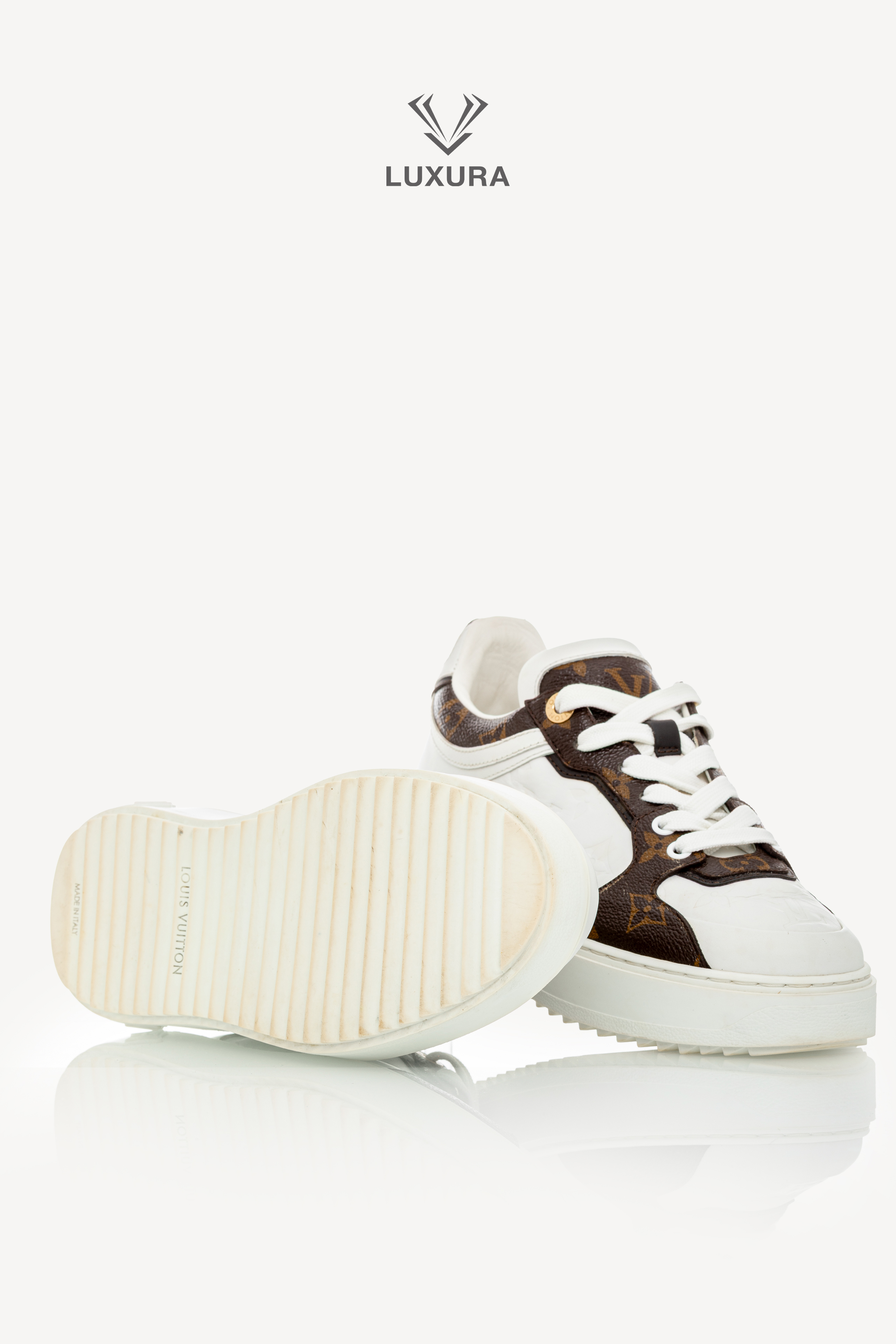 <span style="font-size: 10px;letter-spacing: .15em">BEST DEAL</span><br>            <strong>LOUIS VUITTON</strong><br>            <div style="margin-top:10px;font-size:16px">Calfskin Embossed Monogram Time Out Sneakers White 39</div><br> - Image 25