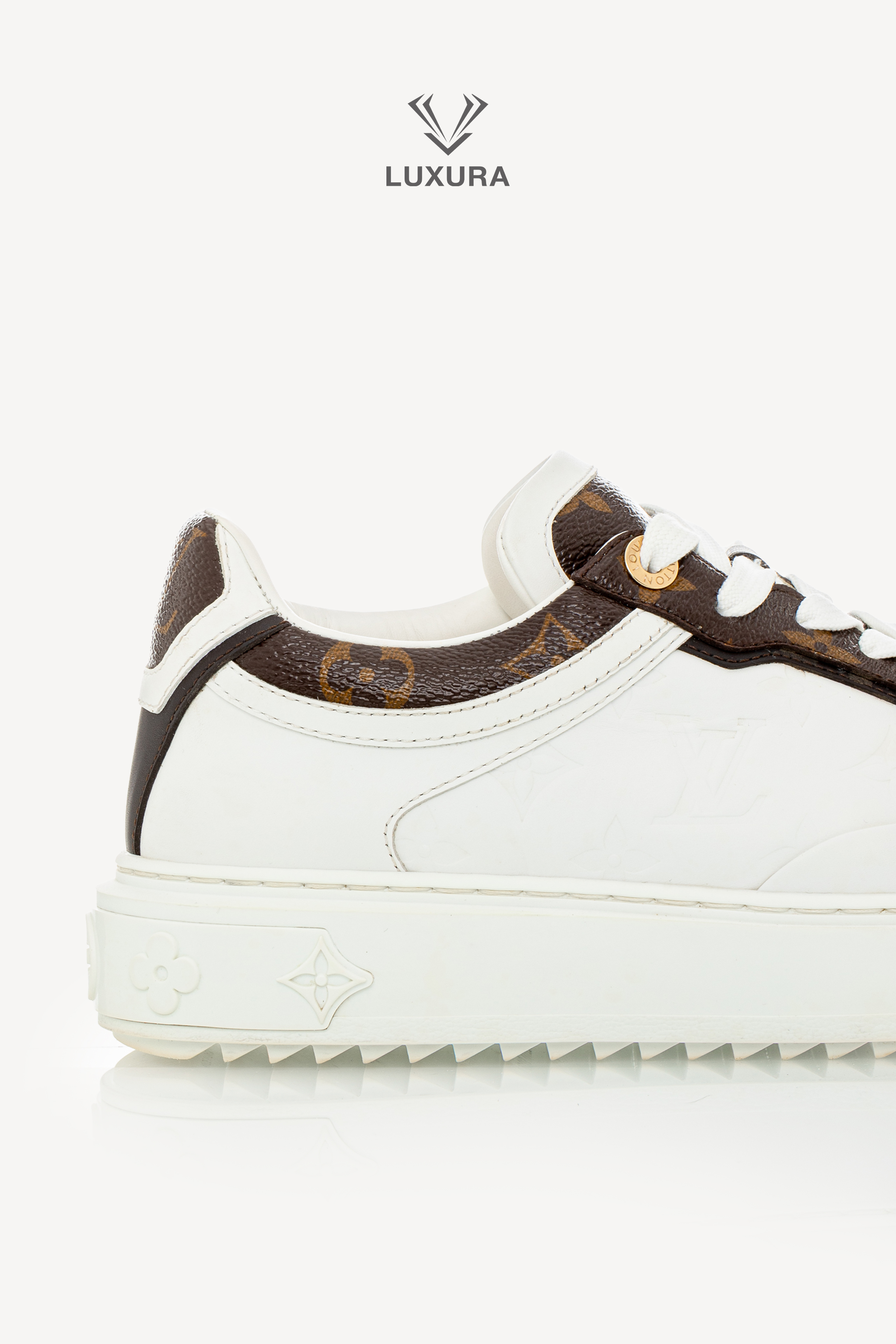 <span style="font-size: 10px;letter-spacing: .15em">BEST DEAL</span><br>            <strong>LOUIS VUITTON</strong><br>            <div style="margin-top:10px;font-size:16px">Calfskin Embossed Monogram Time Out Sneakers White 39</div><br> - Image 11