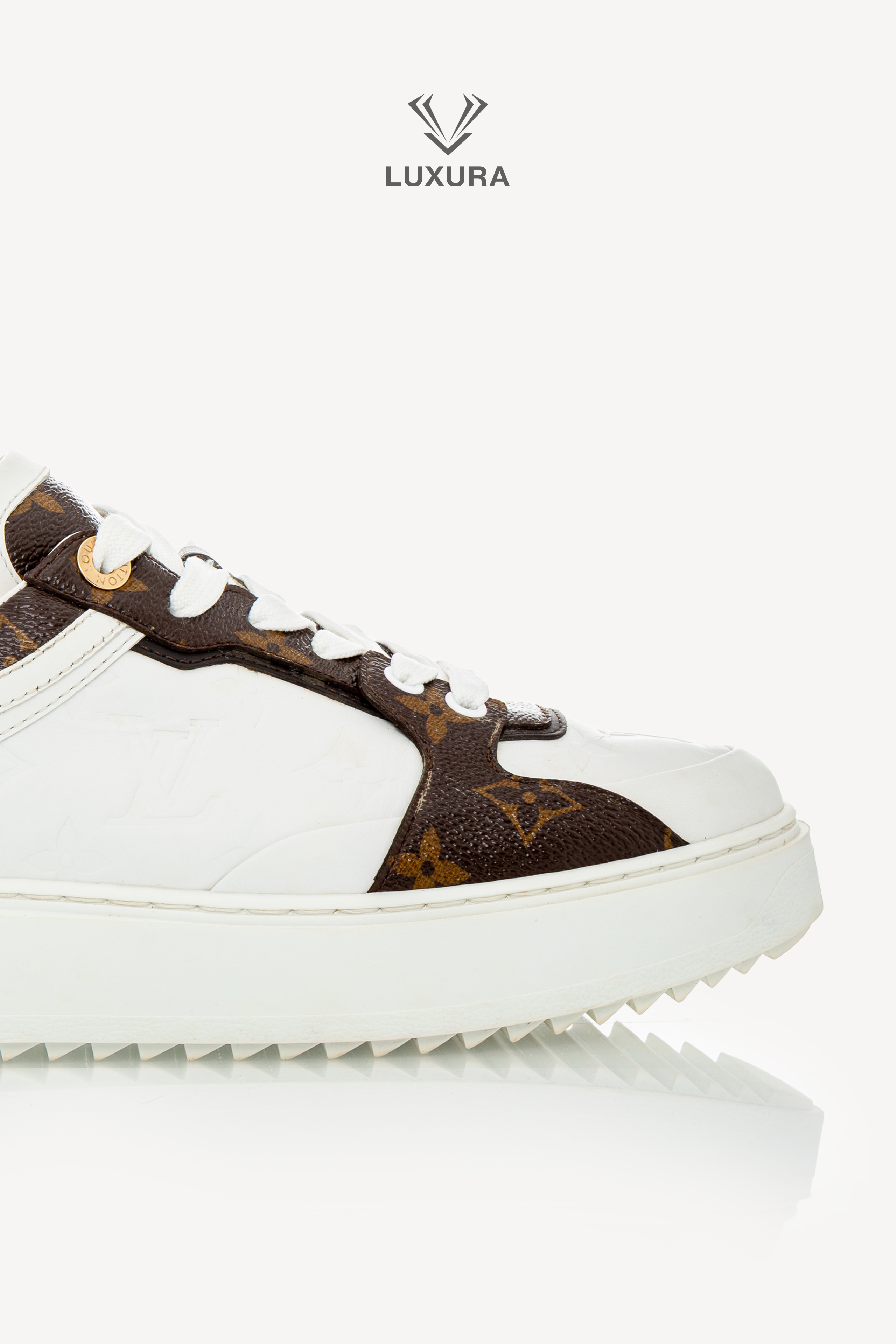 <span style="font-size: 10px;letter-spacing: .15em">BEST DEAL</span><br>            <strong>LOUIS VUITTON</strong><br>            <div style="margin-top:10px;font-size:16px">Calfskin Embossed Monogram Time Out Sneakers White 39</div><br> - Image 12