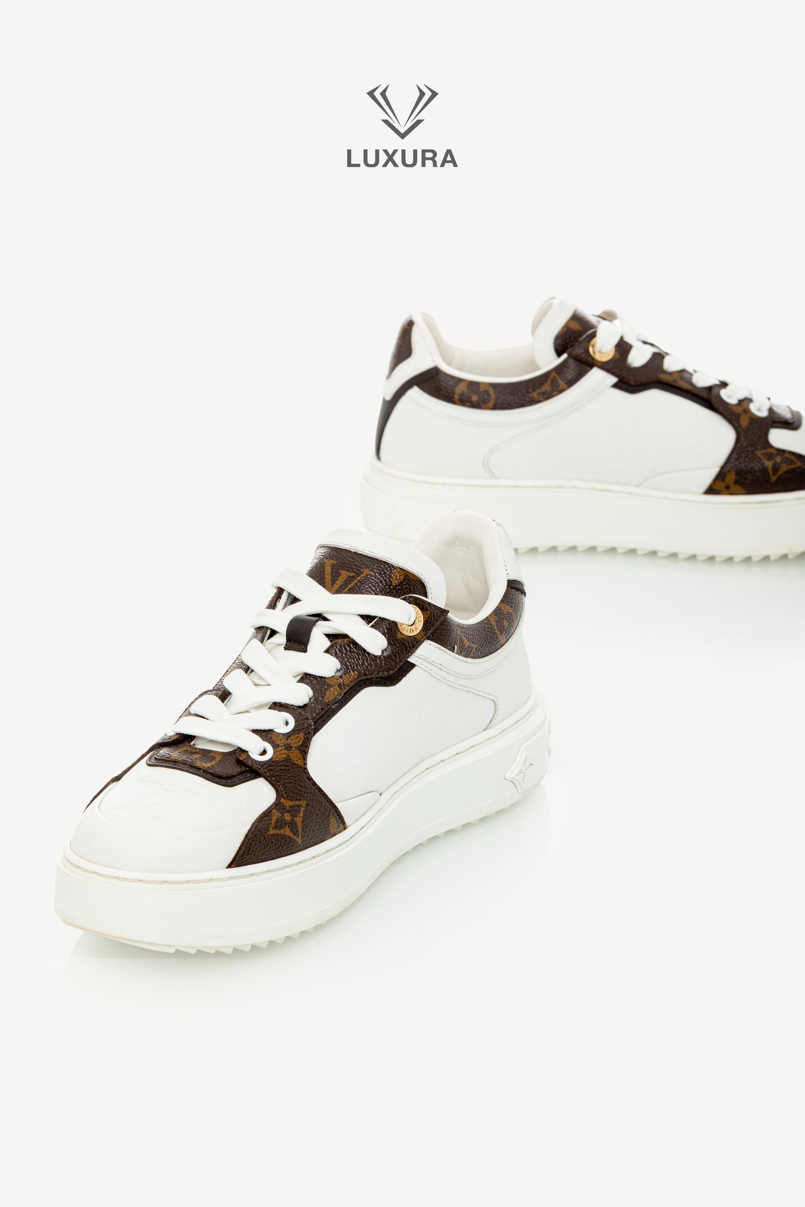 <span style="font-size: 10px;letter-spacing: .15em">BEST DEAL</span><br>            <strong>LOUIS VUITTON</strong><br>            <div style="margin-top:10px;font-size:16px">Calfskin Embossed Monogram Time Out Sneakers White 39</div><br> - Image 3