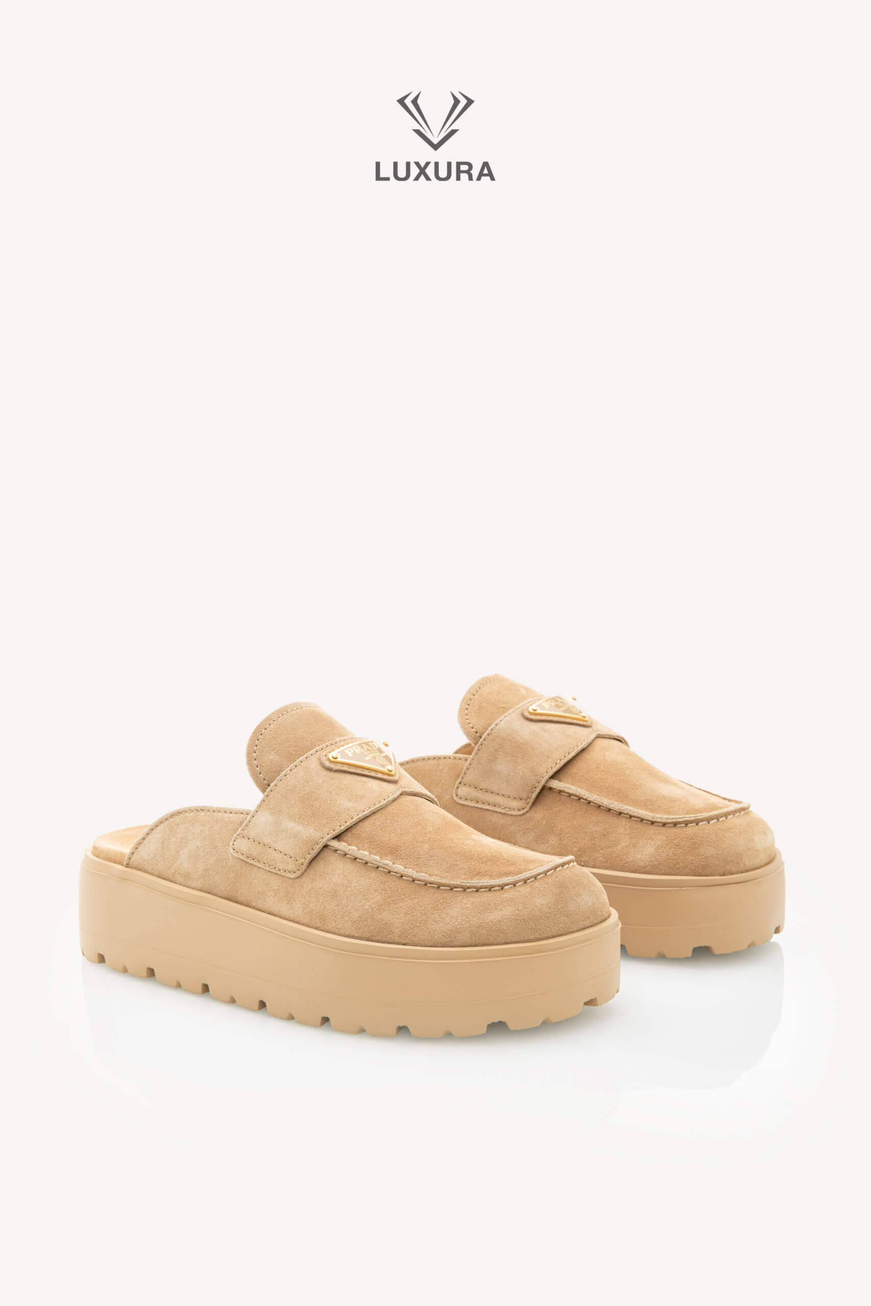 <span style="font-size: 10px;letter-spacing: .15em">NEW COLLECTION</span><br>            <strong>PRADA</strong><br>            <div style="margin-top:10px;font-size:16px">Triangle-Logo Round-Toe Slippers 40.5</div><br> - Image 8