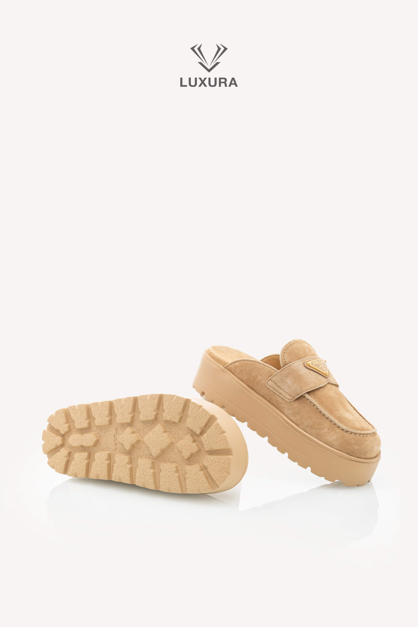 <span style="font-size: 10px;letter-spacing: .15em">NEW COLLECTION</span><br>            <strong>PRADA</strong><br>            <div style="margin-top:10px;font-size:16px">Triangle-Logo Round-Toe Slippers 40.5</div><br> - Image 19