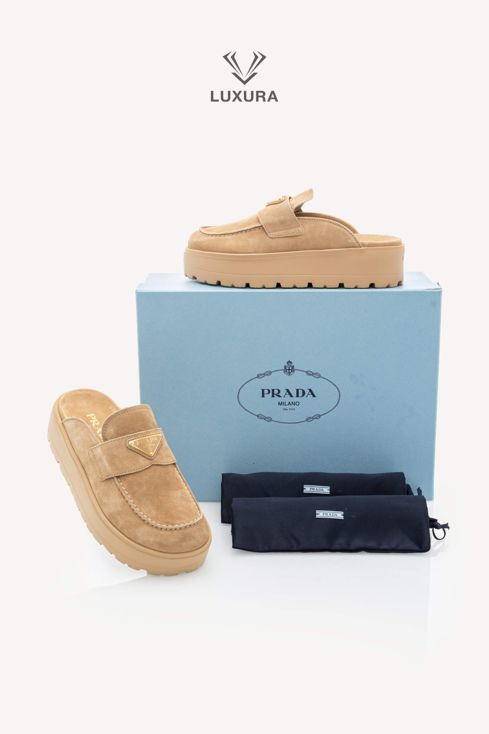 <span style="font-size: 10px;letter-spacing: .15em">NEW COLLECTION</span><br>            <strong>PRADA</strong><br>            <div style="margin-top:10px;font-size:16px">Triangle-Logo Round-Toe Slippers 40.5</div><br> - Image 2