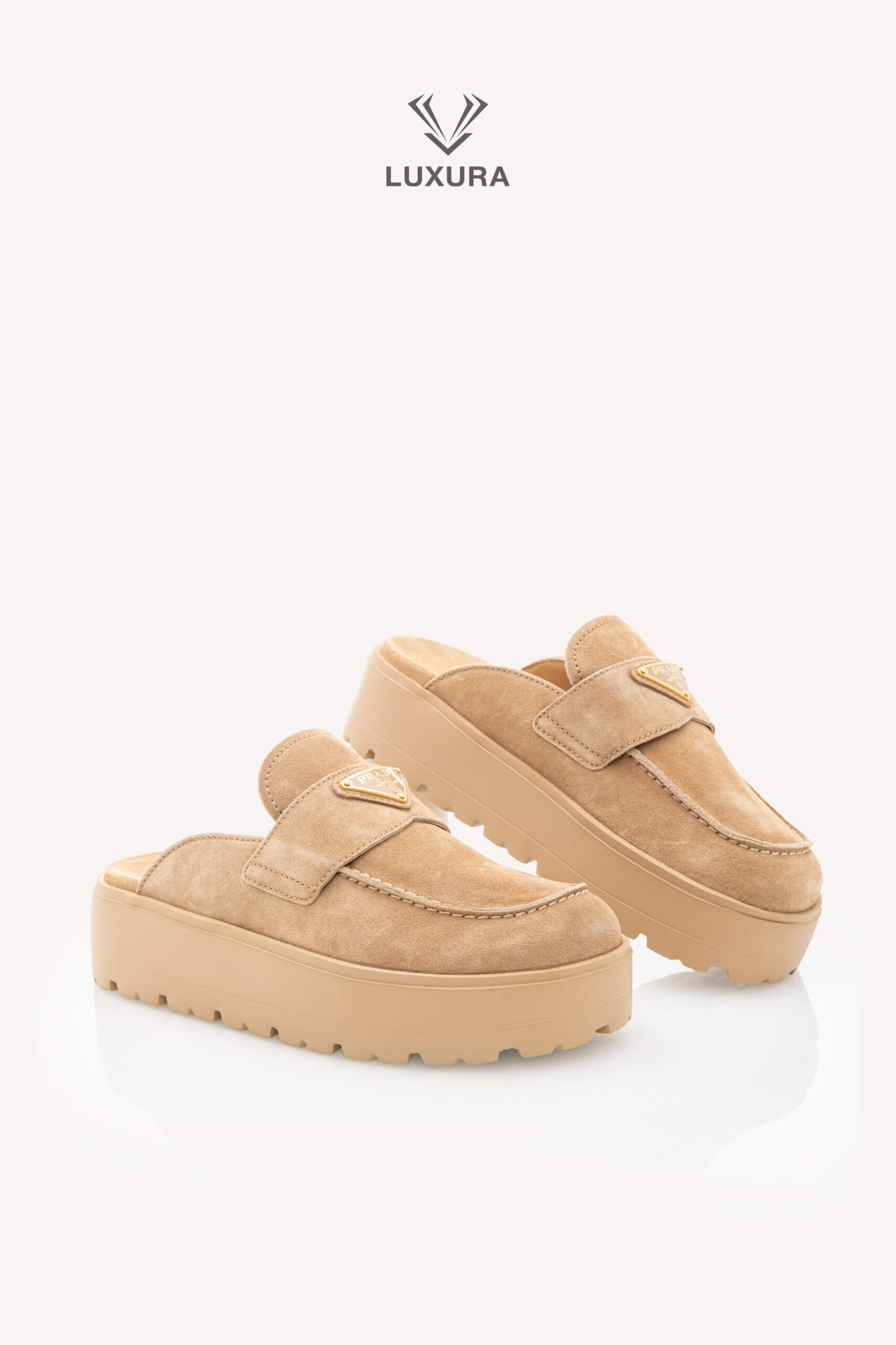 <span style="font-size: 10px;letter-spacing: .15em">NEW COLLECTION</span><br>            <strong>PRADA</strong><br>            <div style="margin-top:10px;font-size:16px">Triangle-Logo Round-Toe Slippers 36.5</div><br> - Image 3