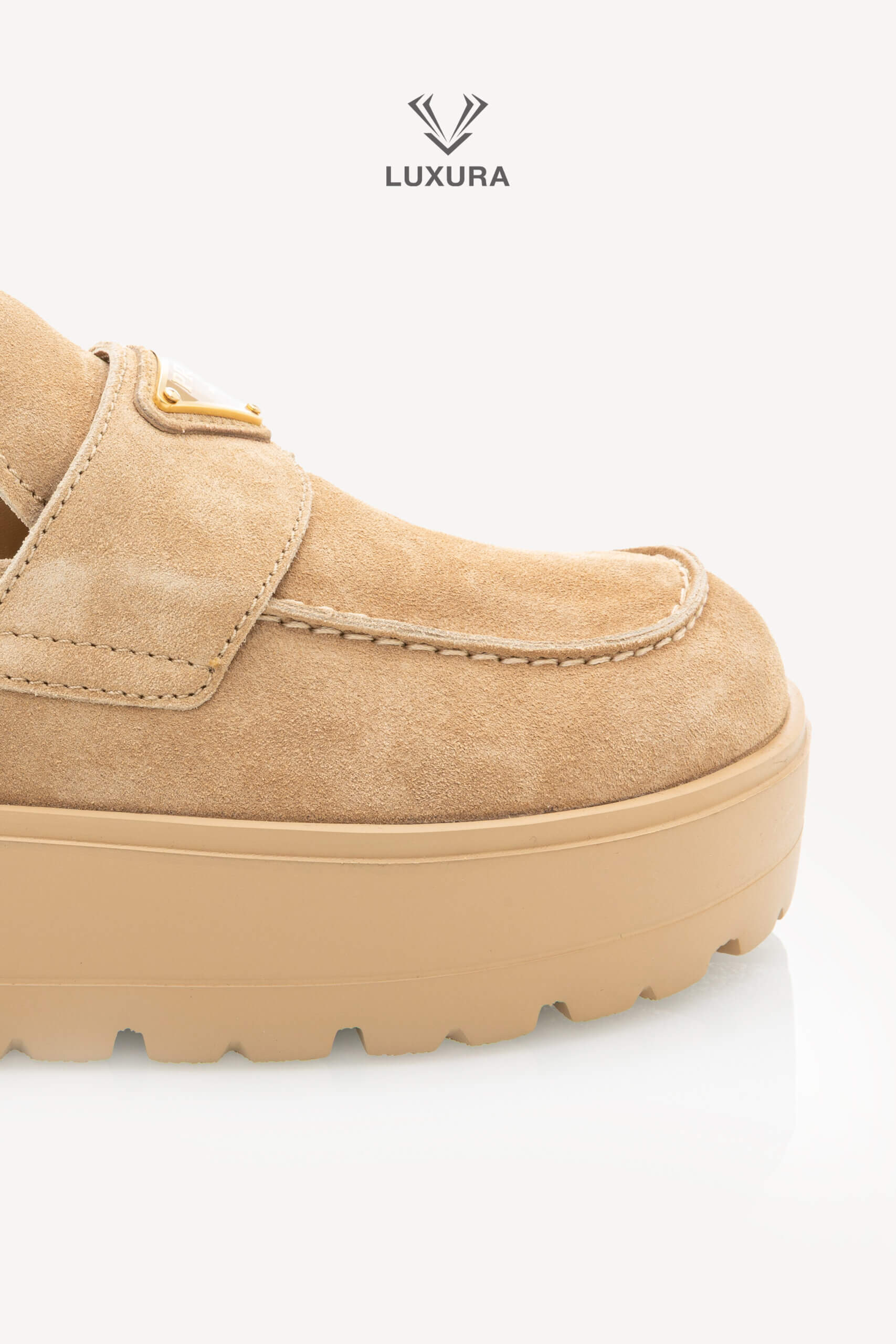 <span style="font-size: 10px;letter-spacing: .15em">NEW COLLECTION</span><br>            <strong>PRADA</strong><br>            <div style="margin-top:10px;font-size:16px">Triangle-Logo Round-Toe Slippers 36.5</div><br> - Image 8