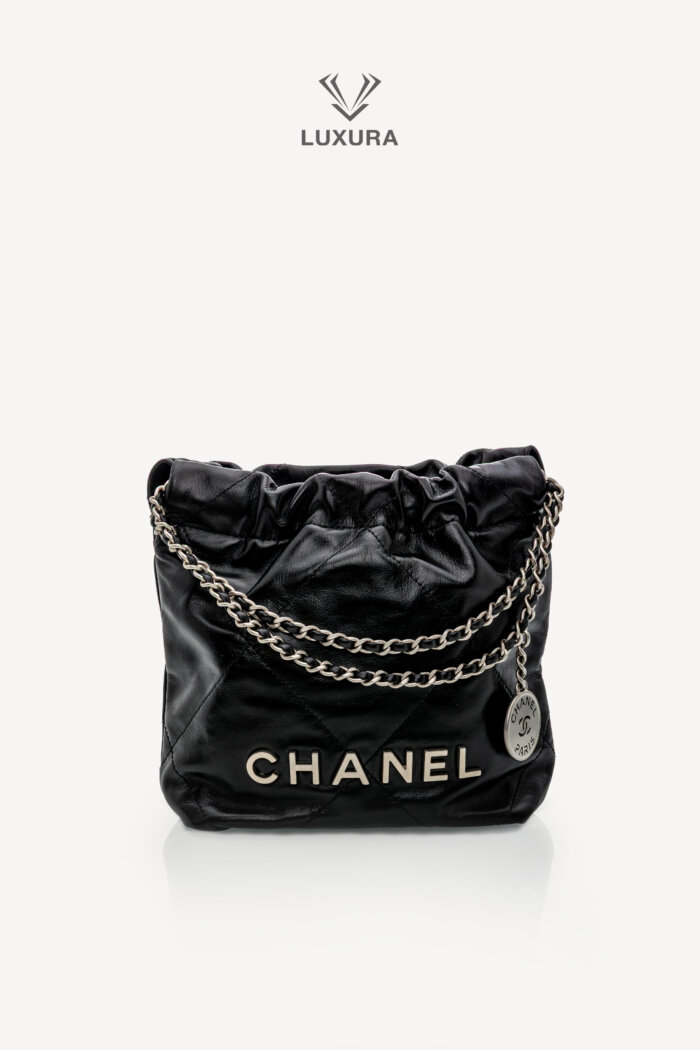 <span style="font-size: 10px;letter-spacing: .15em">NEW COLLECTION</span><br>            <strong>CHANEL</strong><br>            <div style="margin-top:10px;font-size:16px">22 Mini Handbag Shiny Calfskin and Silver Tone Metal Black </div><br>