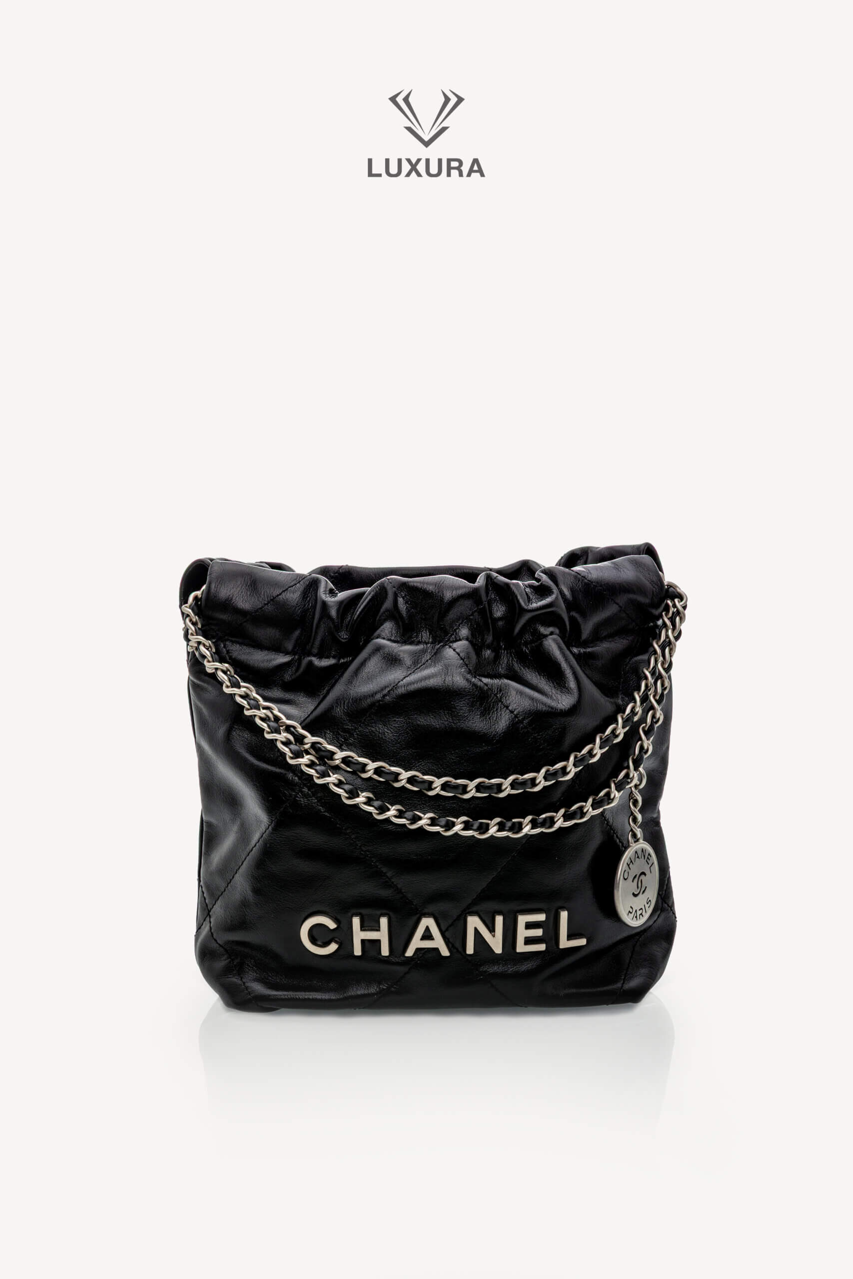 <span style="font-size: 10px;letter-spacing: .15em">NEW COLLECTION</span><br>            <strong>CHANEL</strong><br>            <div style="margin-top:10px;font-size:16px">22 Mini Handbag Shiny Calfskin and Silver Tone Metal Black </div><br>
