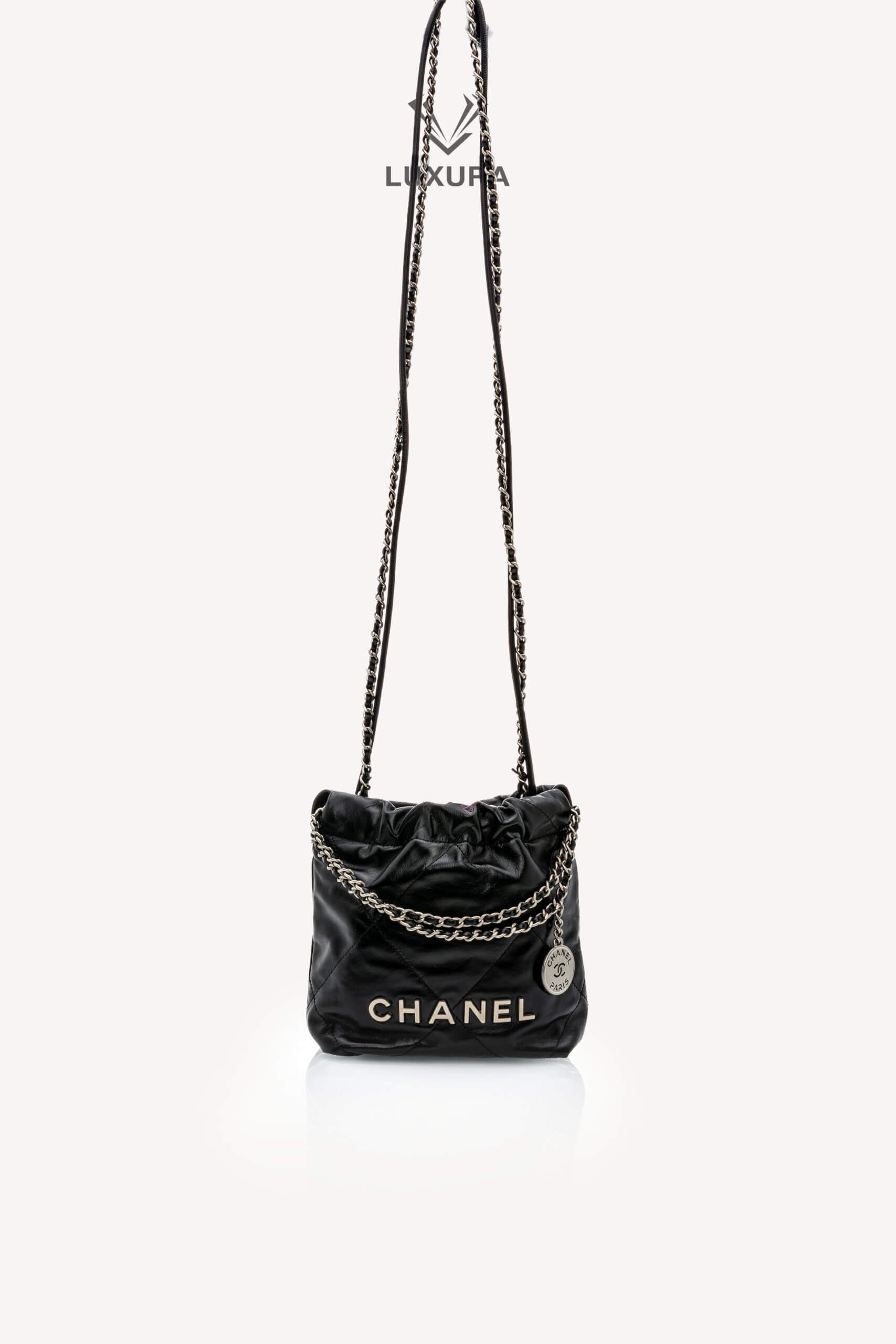 <span style="font-size: 10px;letter-spacing: .15em">NEW COLLECTION</span><br>            <strong>CHANEL</strong><br>            <div style="margin-top:10px;font-size:16px">22 Mini Handbag Shiny Calfskin and Silver Tone Metal Black </div><br> - Image 4