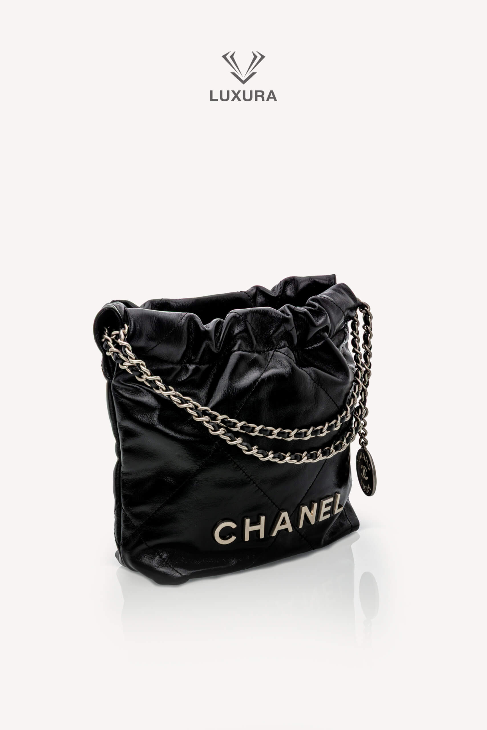 <span style="font-size: 10px;letter-spacing: .15em">NEW COLLECTION</span><br>            <strong>CHANEL</strong><br>            <div style="margin-top:10px;font-size:16px">22 Mini Handbag Shiny Calfskin and Silver Tone Metal Black </div><br> - Image 8