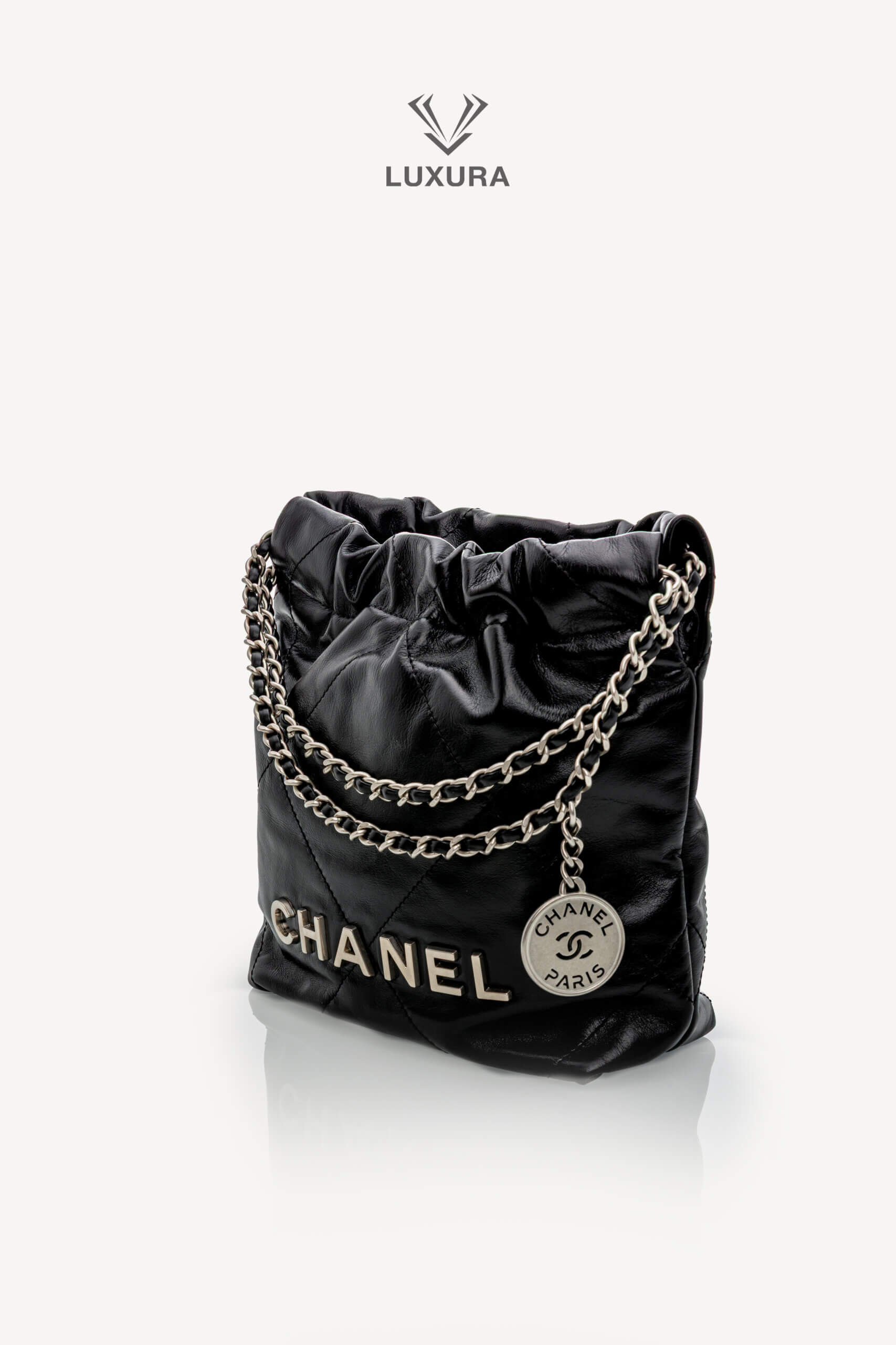 <span style="font-size: 10px;letter-spacing: .15em">NEW COLLECTION</span><br>            <strong>CHANEL</strong><br>            <div style="margin-top:10px;font-size:16px">22 Mini Handbag Shiny Calfskin and Silver Tone Metal Black </div><br> - Image 9