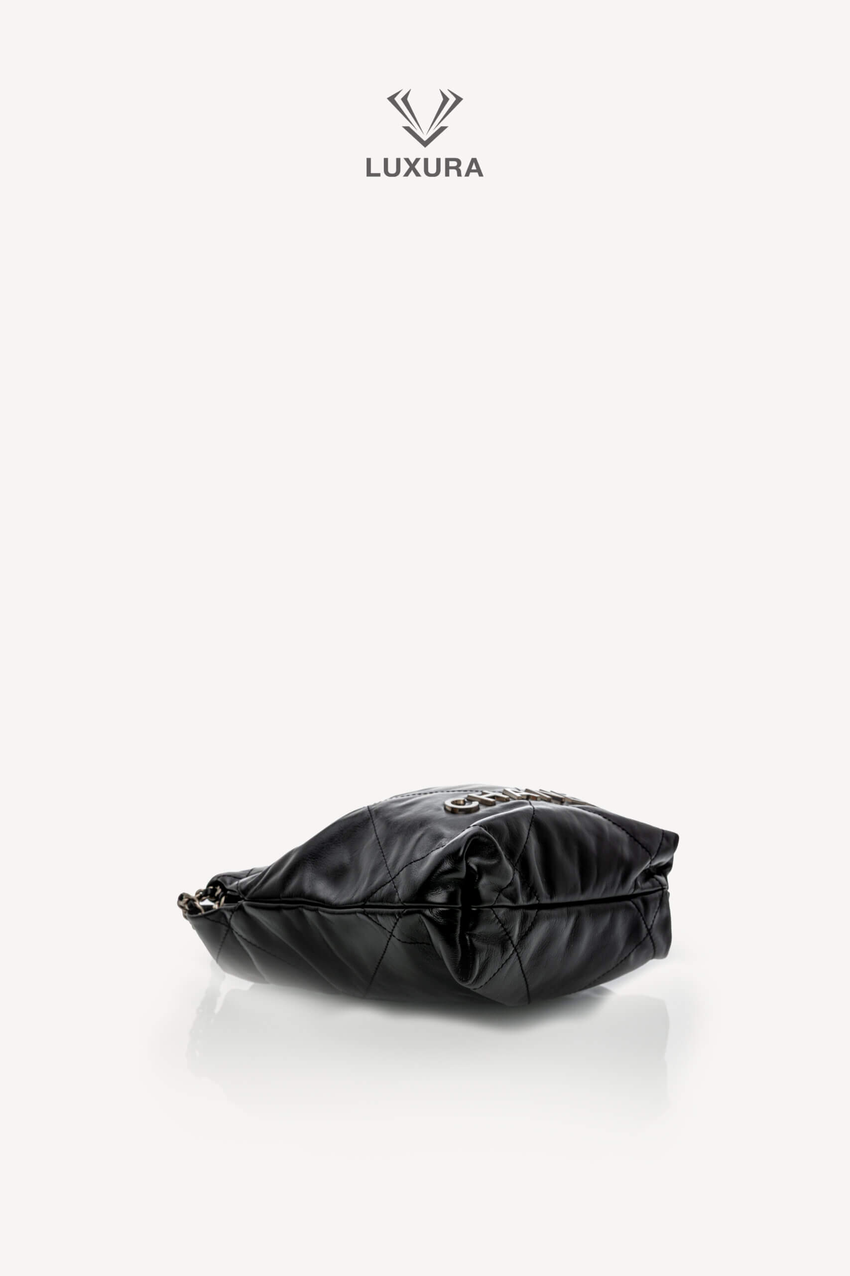 <span style="font-size: 10px;letter-spacing: .15em">NEW COLLECTION</span><br>            <strong>CHANEL</strong><br>            <div style="margin-top:10px;font-size:16px">22 Mini Handbag Shiny Calfskin and Silver Tone Metal Black </div><br> - Image 18