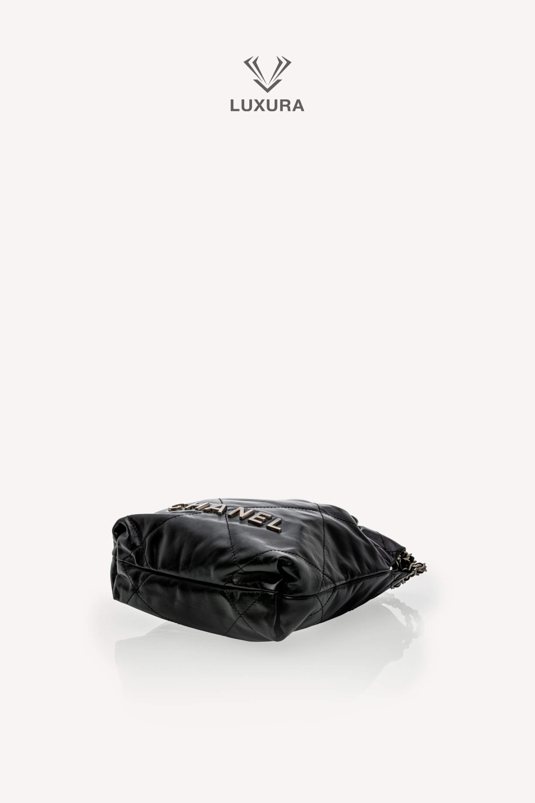 <span style="font-size: 10px;letter-spacing: .15em">NEW COLLECTION</span><br>            <strong>CHANEL</strong><br>            <div style="margin-top:10px;font-size:16px">22 Mini Handbag Shiny Calfskin and Silver Tone Metal Black </div><br> - Image 19