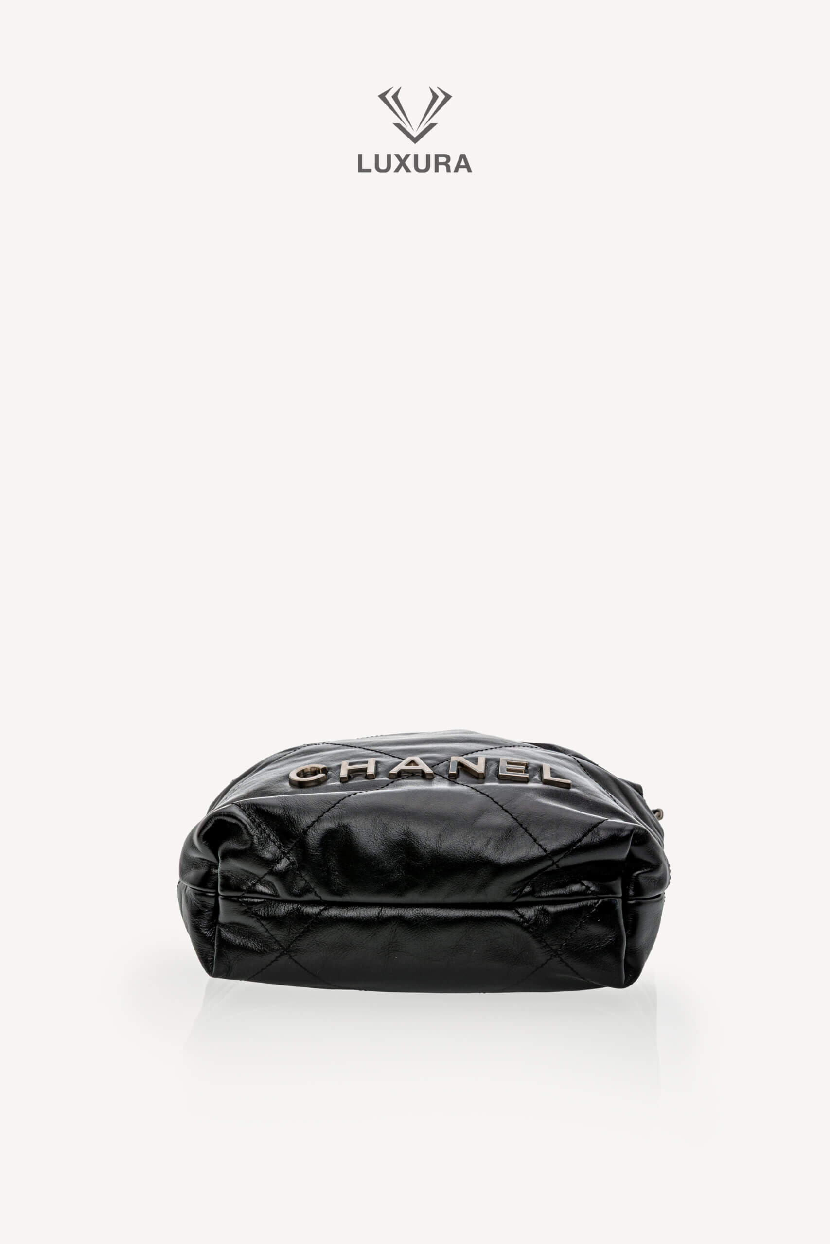<span style="font-size: 10px;letter-spacing: .15em">NEW COLLECTION</span><br>            <strong>CHANEL</strong><br>            <div style="margin-top:10px;font-size:16px">22 Mini Handbag Shiny Calfskin and Silver Tone Metal Black </div><br> - Image 20