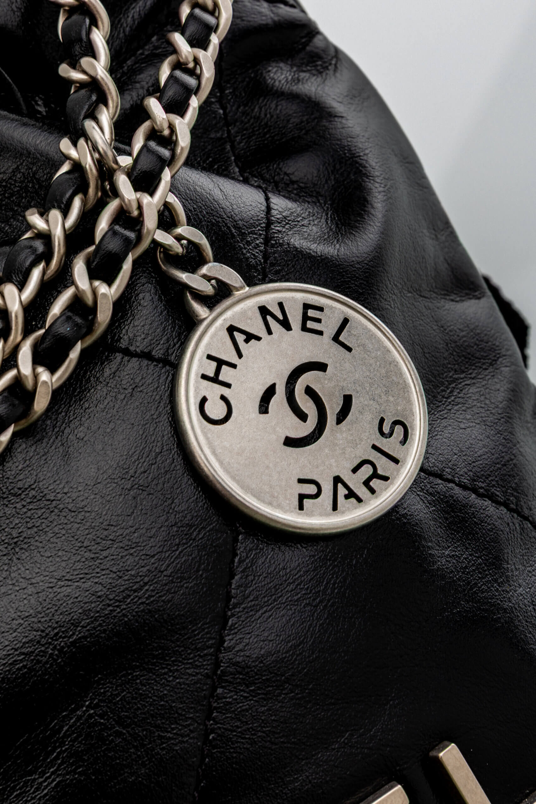 <span style="font-size: 10px;letter-spacing: .15em">NEW COLLECTION</span><br>            <strong>CHANEL</strong><br>            <div style="margin-top:10px;font-size:16px">22 Mini Handbag Shiny Calfskin and Silver Tone Metal Black </div><br> - Image 12