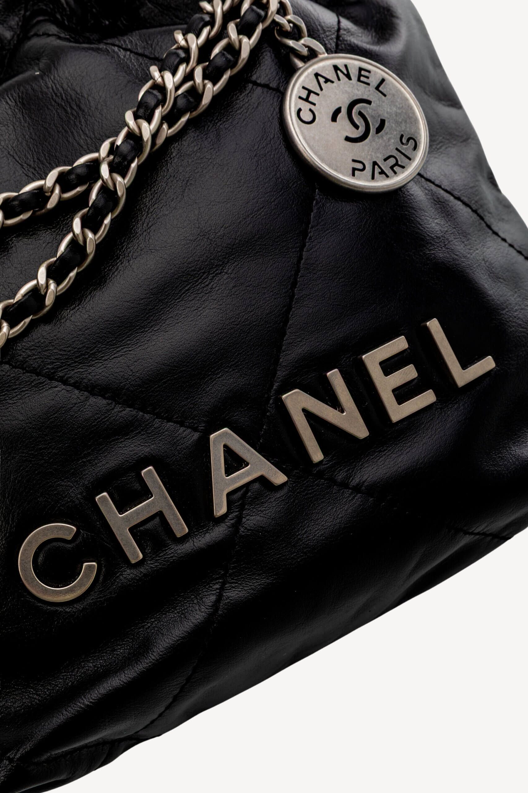 <span style="font-size: 10px;letter-spacing: .15em">NEW COLLECTION</span><br>            <strong>CHANEL</strong><br>            <div style="margin-top:10px;font-size:16px">22 Mini Handbag Shiny Calfskin and Silver Tone Metal Black </div><br> - Image 13