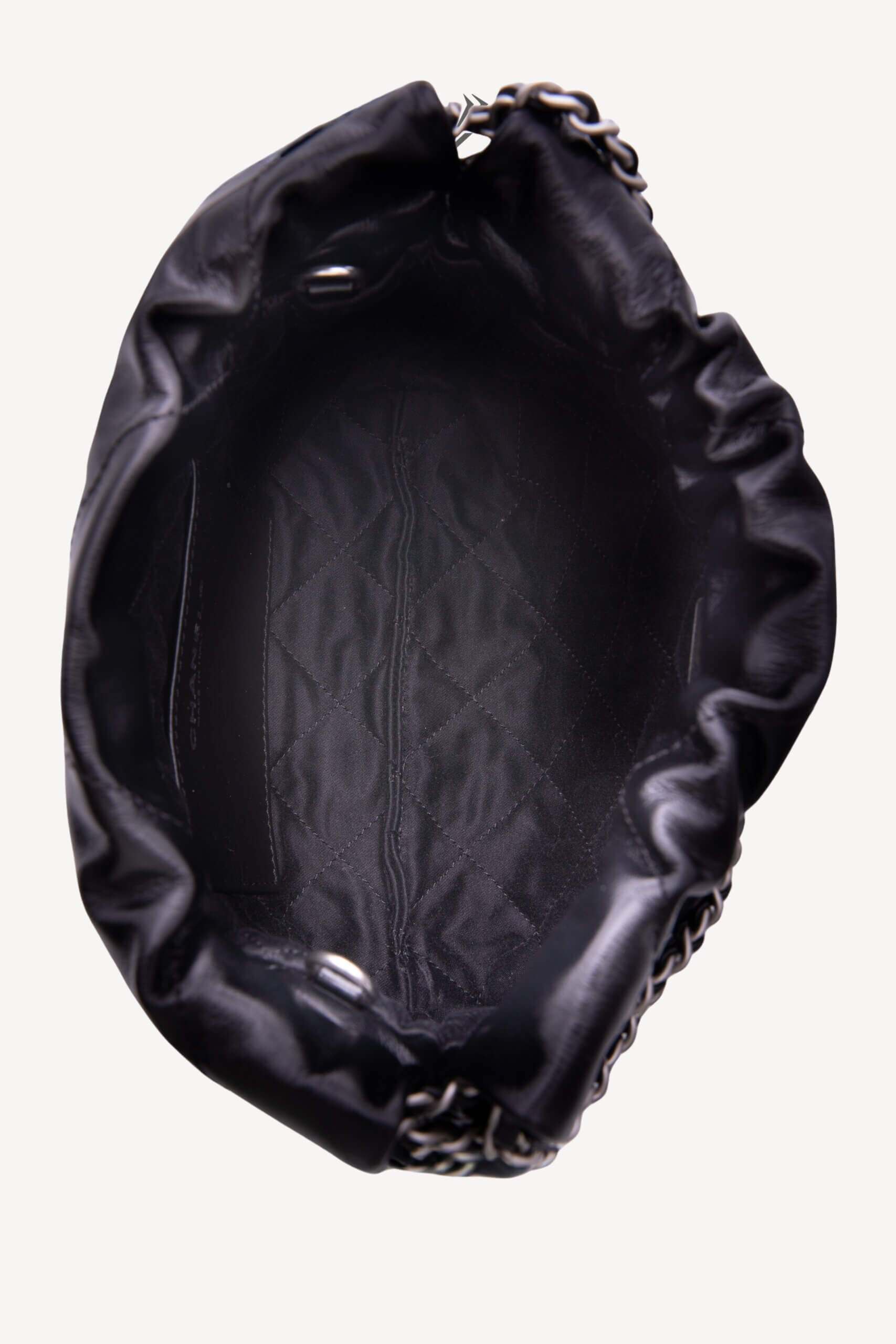 <span style="font-size: 10px;letter-spacing: .15em">NEW COLLECTION</span><br>            <strong>CHANEL</strong><br>            <div style="margin-top:10px;font-size:16px">22 Mini Handbag Shiny Calfskin and Silver Tone Metal Black </div><br> - Image 16