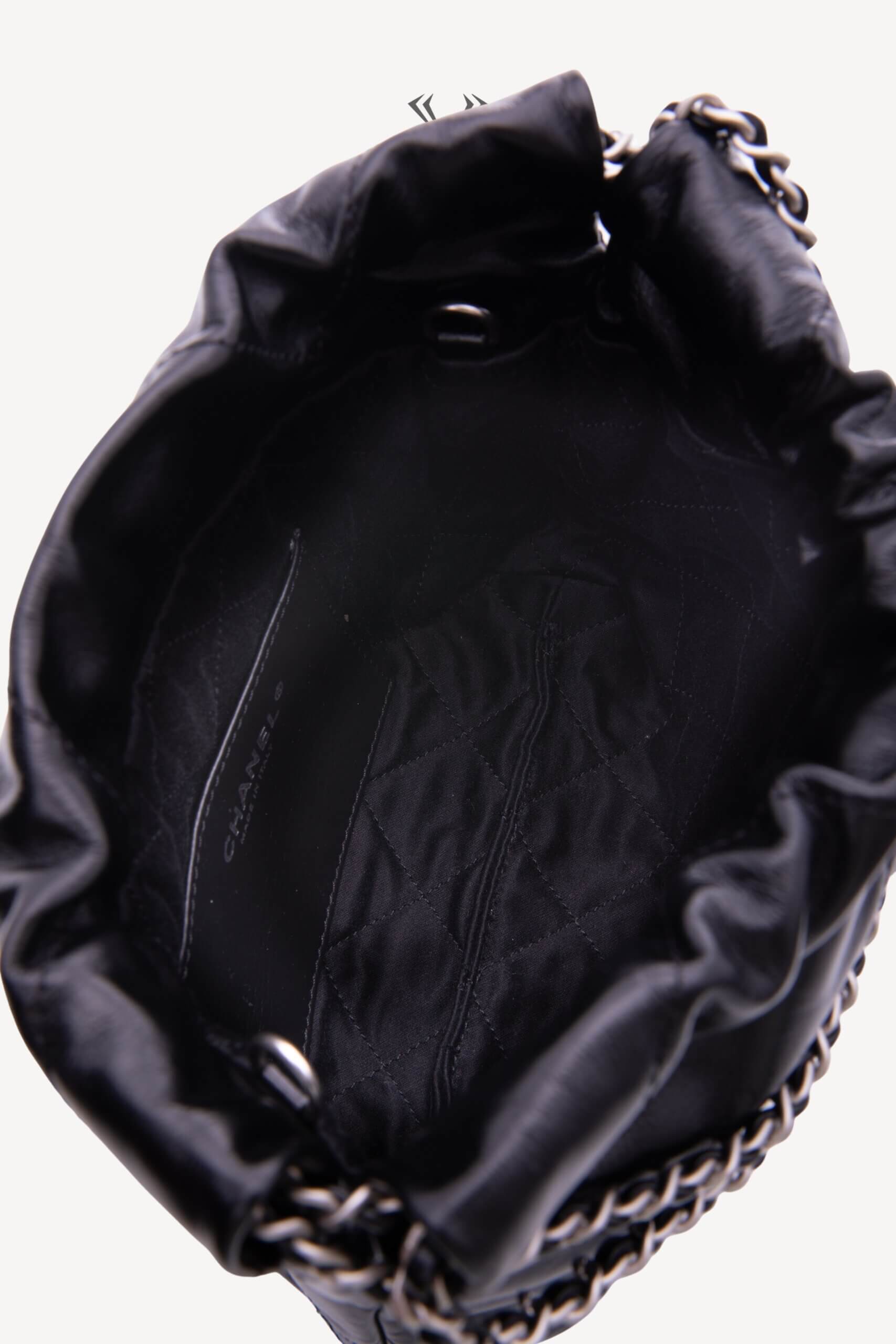 <span style="font-size: 10px;letter-spacing: .15em">NEW COLLECTION</span><br>            <strong>CHANEL</strong><br>            <div style="margin-top:10px;font-size:16px">22 Mini Handbag Shiny Calfskin and Silver Tone Metal Black </div><br> - Image 11