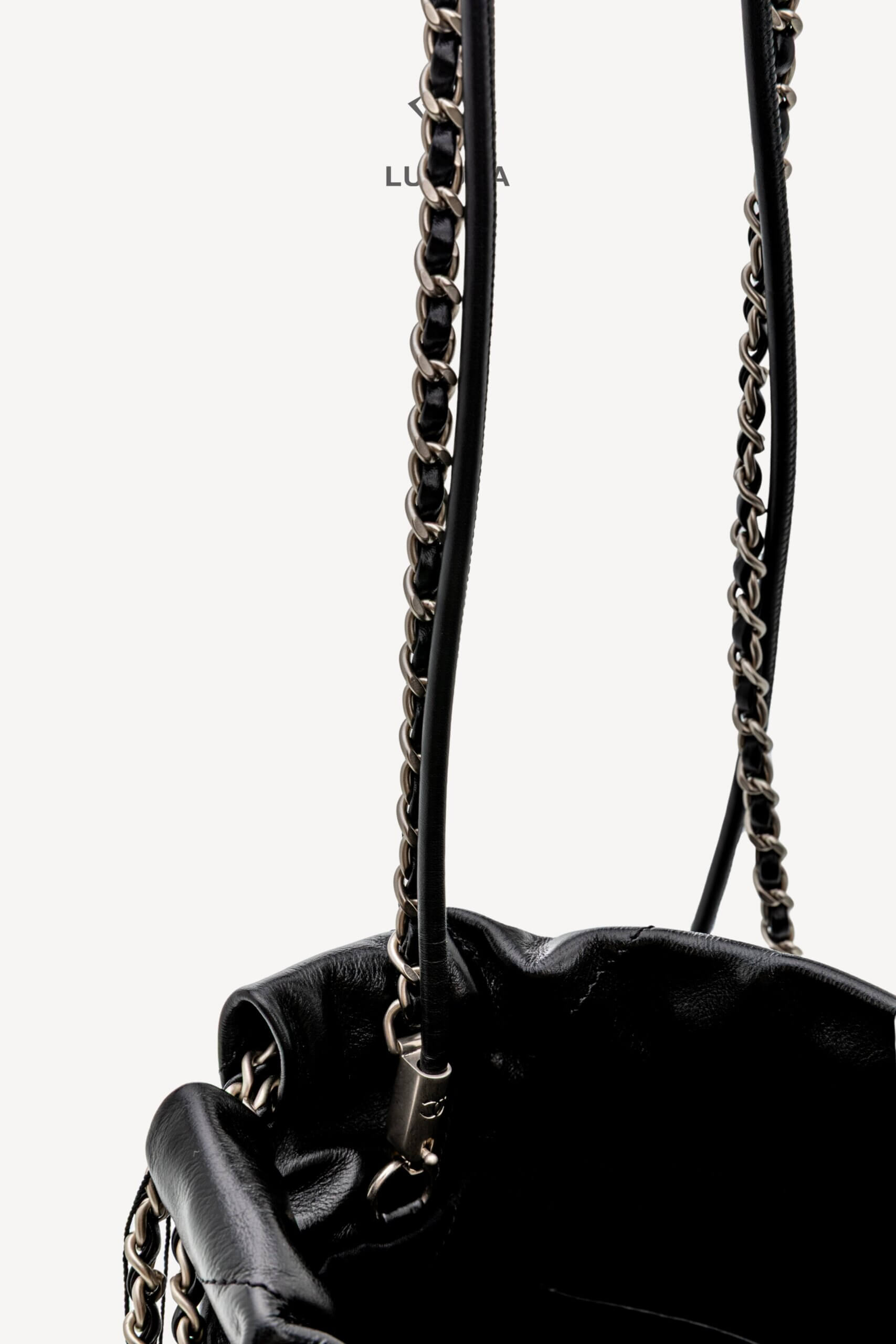 <span style="font-size: 10px;letter-spacing: .15em">NEW COLLECTION</span><br>            <strong>CHANEL</strong><br>            <div style="margin-top:10px;font-size:16px">22 Mini Handbag Shiny Calfskin and Silver Tone Metal Black </div><br> - Image 17