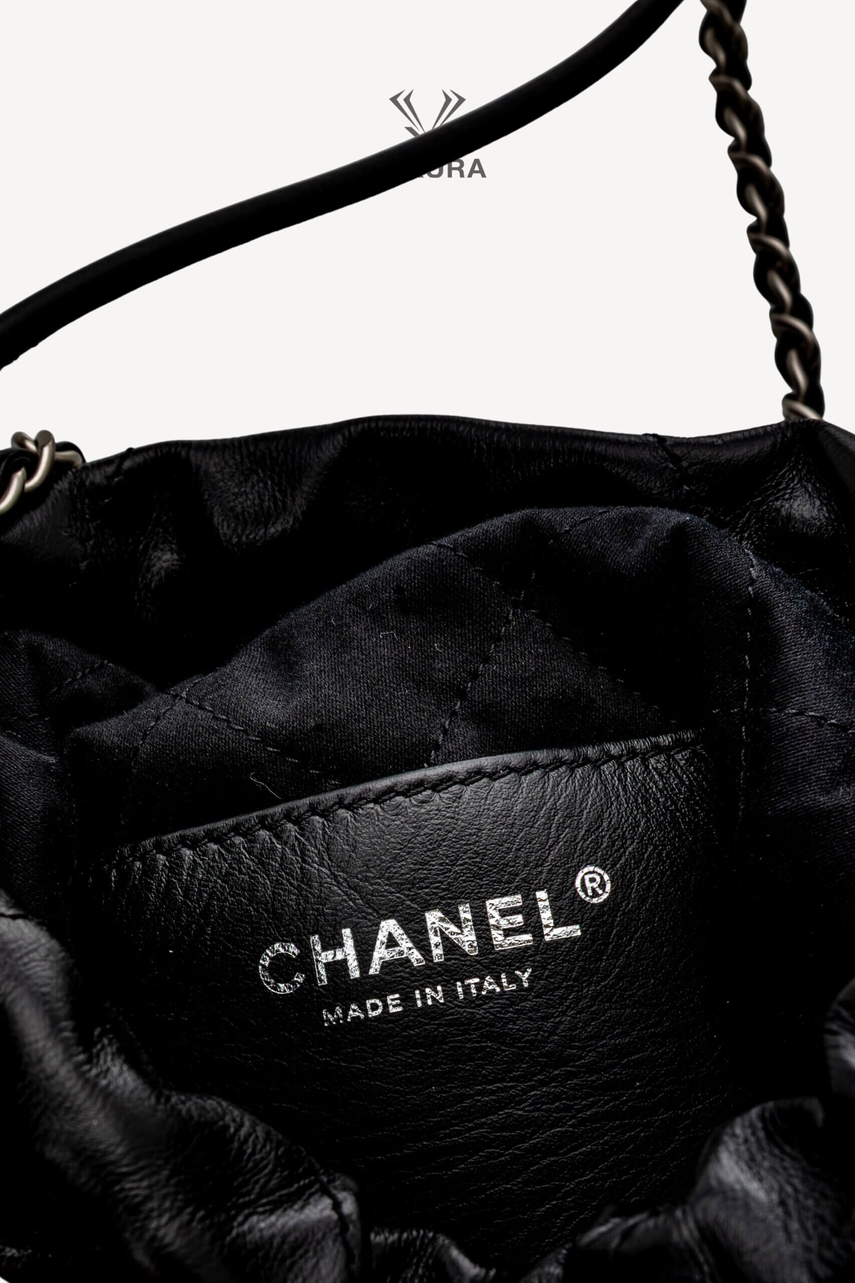 <span style="font-size: 10px;letter-spacing: .15em">NEW COLLECTION</span><br>            <strong>CHANEL</strong><br>            <div style="margin-top:10px;font-size:16px">22 Mini Handbag Shiny Calfskin and Silver Tone Metal Black </div><br> - Image 15