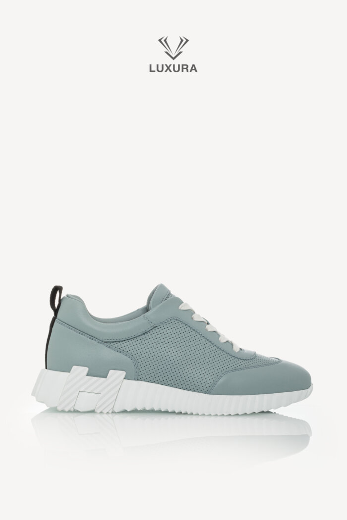 <span style="font-size: 10px;letter-spacing: .15em">NEW COLLECTION</span><br>            <strong>HERMES</strong><br>            <div style="margin-top:10px;font-size:16px">Bouncing Sneaker Bleu Glacier 39</div><br>