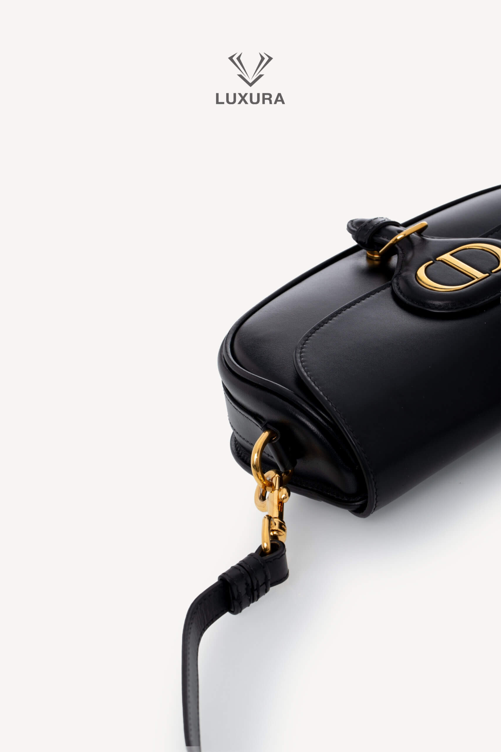 <span style="font-size: 10px;letter-spacing: .15em">HARD TO FIND</span><br>            <strong>CHRISTIAN DIOR</strong><br>            <div style="margin-top:10px;font-size:16px">Bobby East-West Bag Grained Calfskin Black</div><br> - Image 7