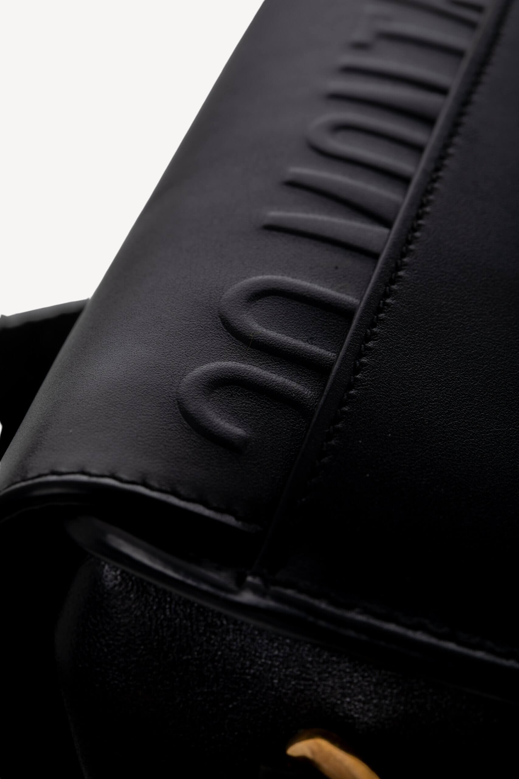 <span style="font-size: 10px;letter-spacing: .15em">HARD TO FIND</span><br>            <strong>CHRISTIAN DIOR</strong><br>            <div style="margin-top:10px;font-size:16px">Bobby East-West Bag Grained Calfskin Black</div><br> - Image 19