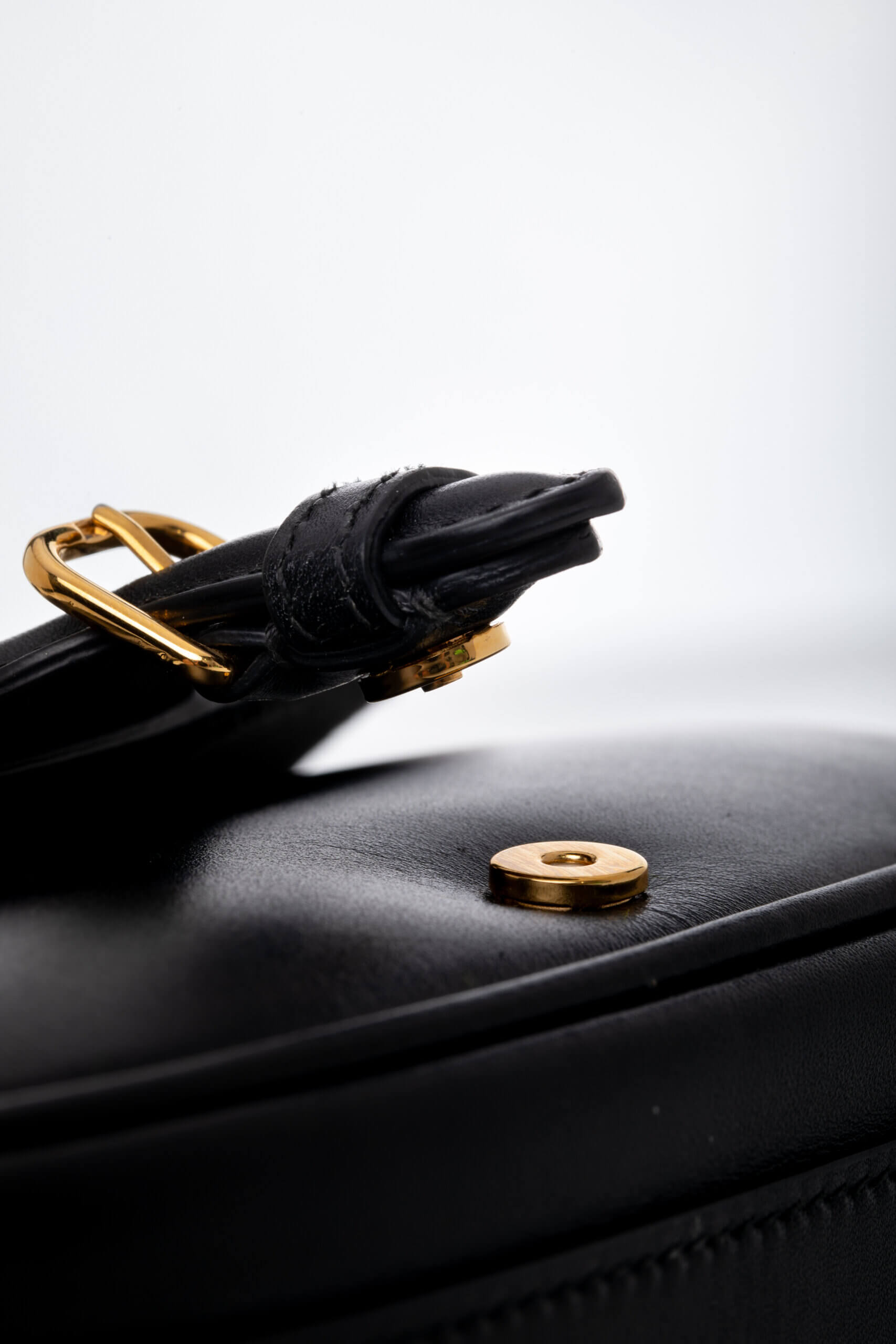 <span style="font-size: 10px;letter-spacing: .15em">HARD TO FIND</span><br>            <strong>CHRISTIAN DIOR</strong><br>            <div style="margin-top:10px;font-size:16px">Bobby East-West Bag Grained Calfskin Black</div><br> - Image 15